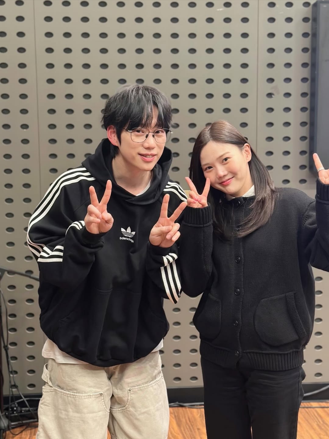 Balenciaga x Adidas Hoodie Large Fit Black 착용 스타일