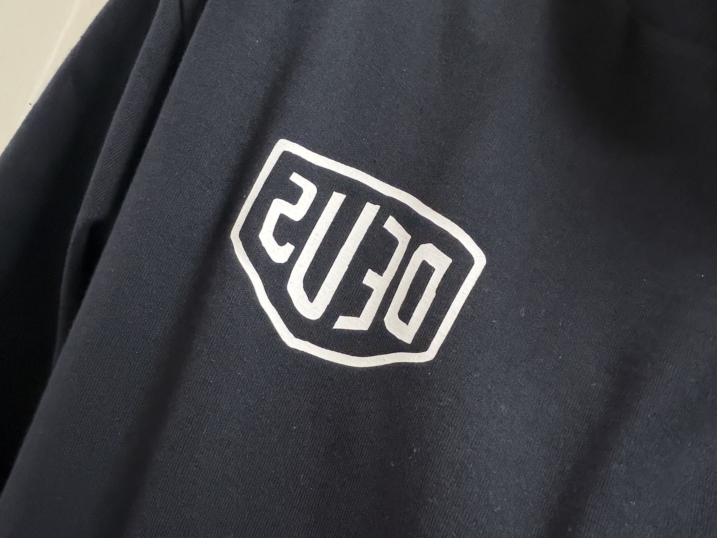 Deus Ex Machina Seoul College Address L/S T-Shirt Black, Deus Ex Machina Seoul College Long Sleeve T-Shirt Black 착용 스타일 - 2