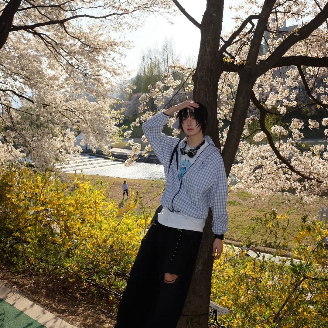 SPORT CHAMBER SC Sporty Rucksack Charcol, SPORT CHAMBER SC Square Check Windbreaker WHITE 착용 스타일 - 4
