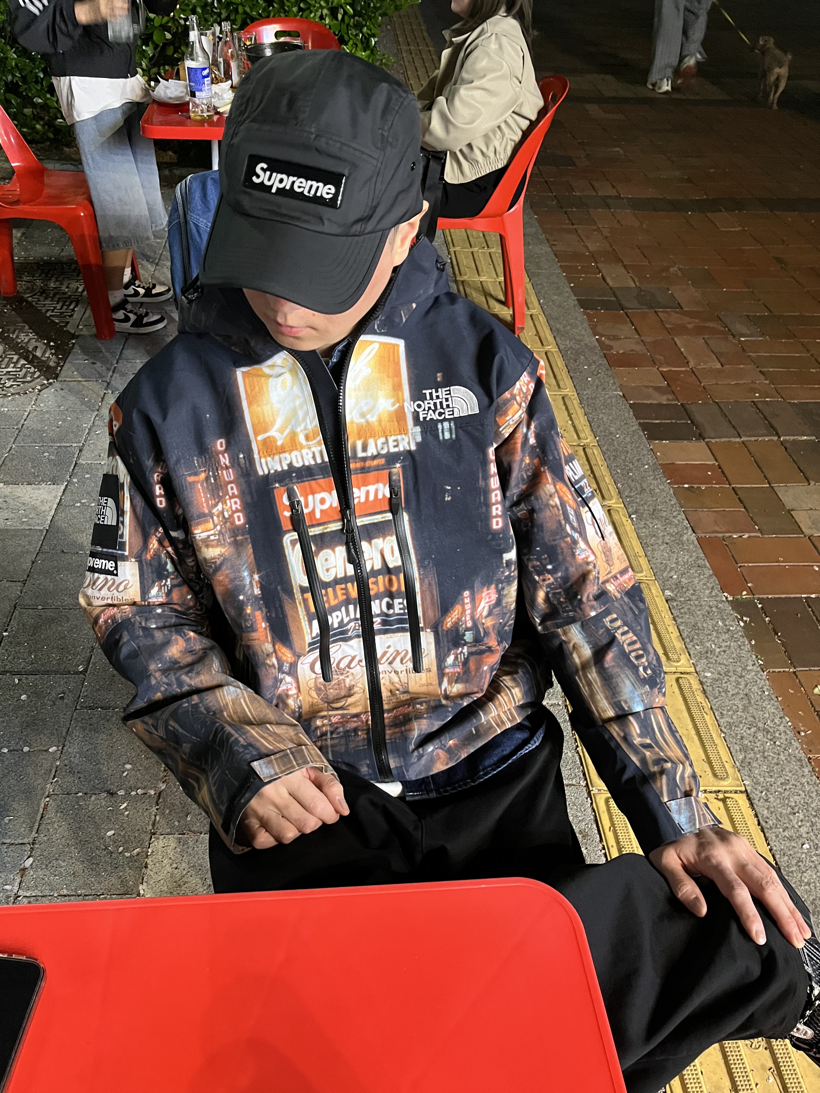 Supreme x The North Face Taped Seam Shell Jacket Times Square - 22FW 착용 스타일 - 2