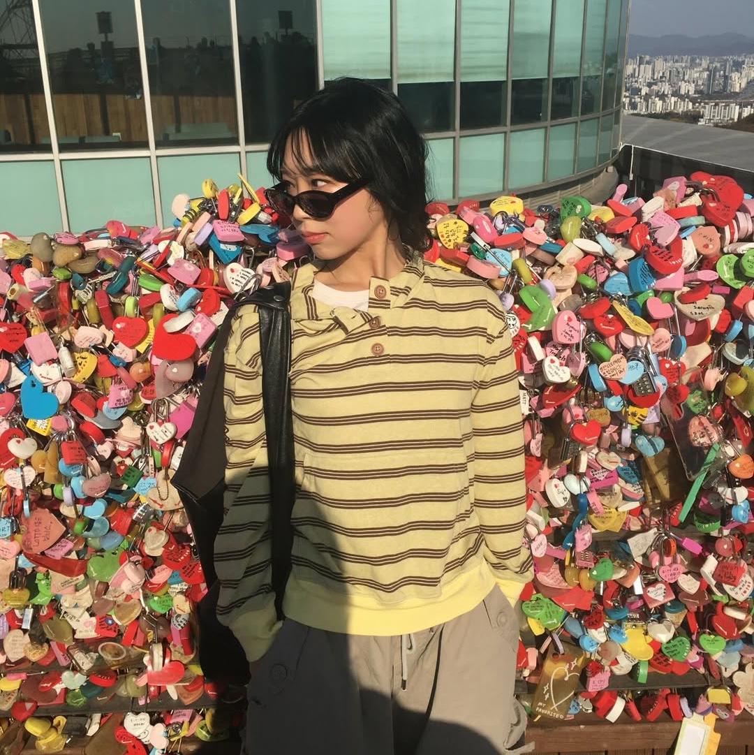 MAINBOOTH Cookie Stripe Hood T-shirt YELLOW 착용 스타일 - 2