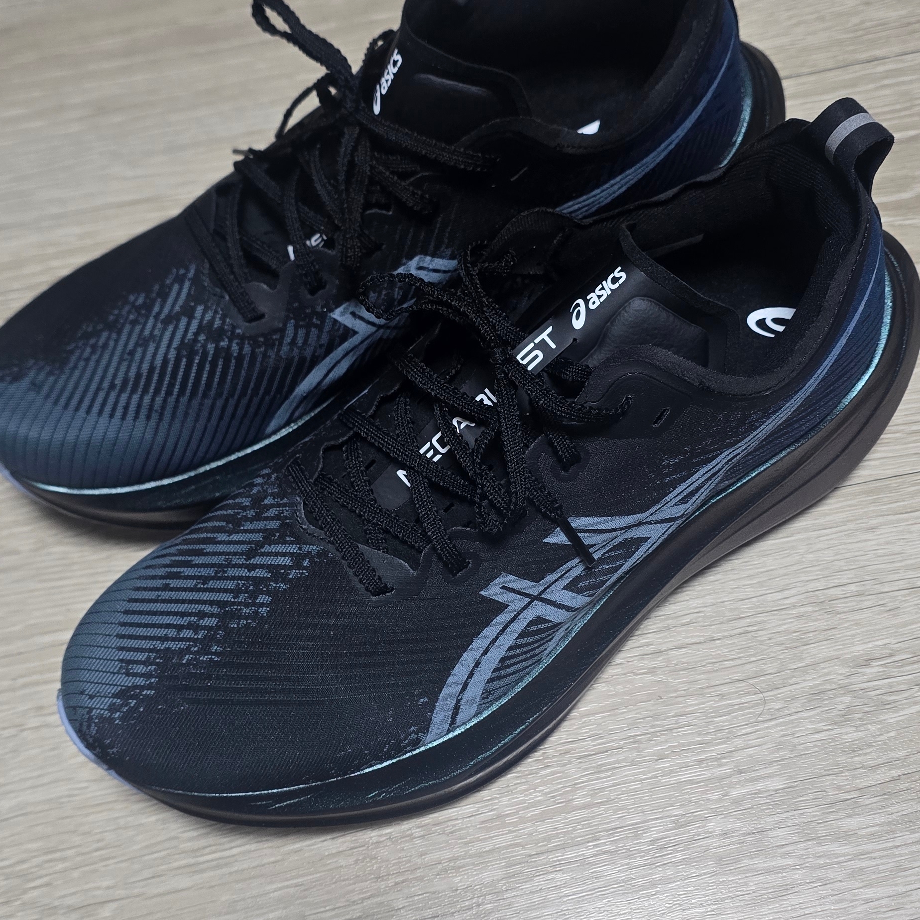 Asics Megablast Black White 착용 스타일