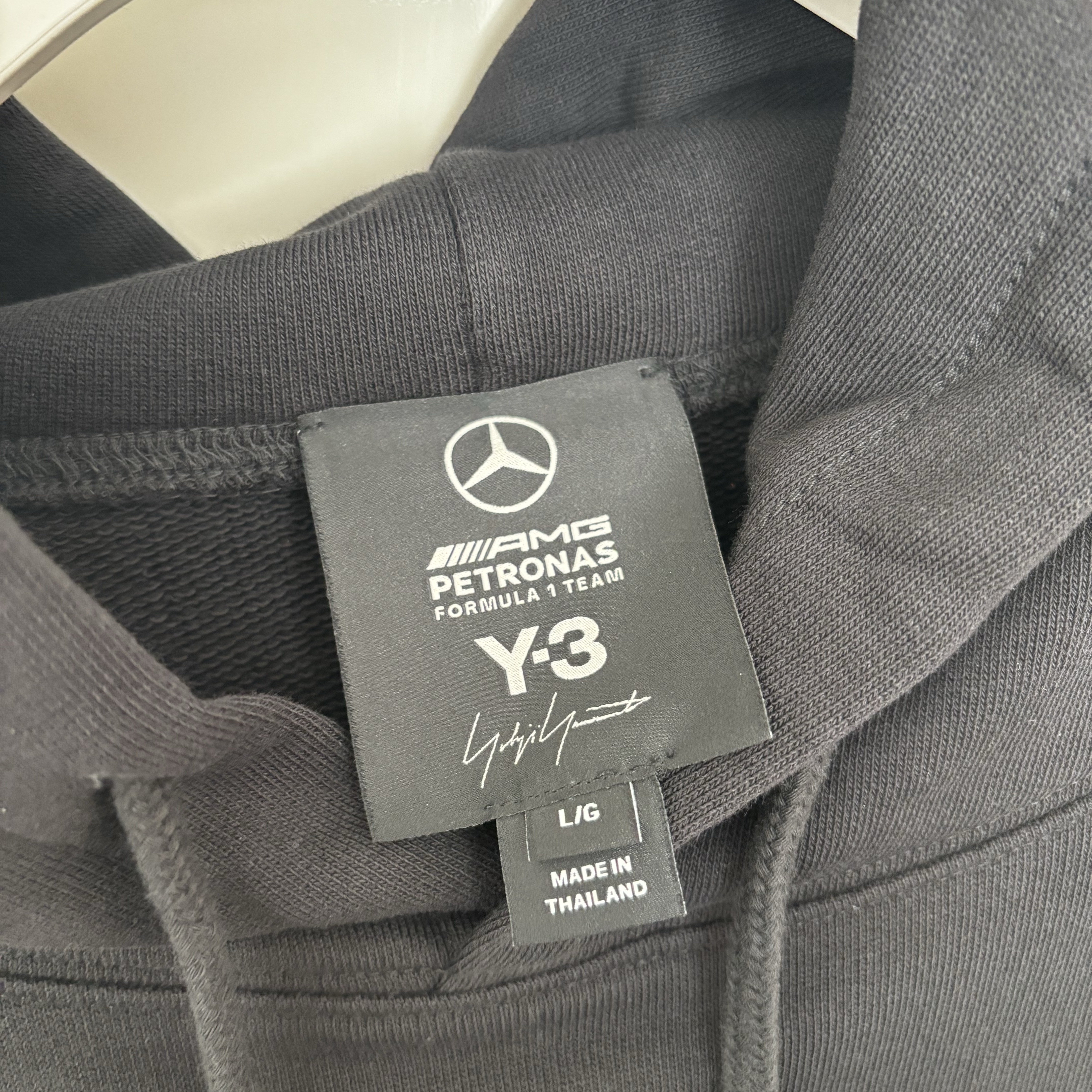 Mercedes AMG Petronas x Y-3 F1 Team Silver Arrow Mercedes Team Hoodie Black 착용 스타일 - 2