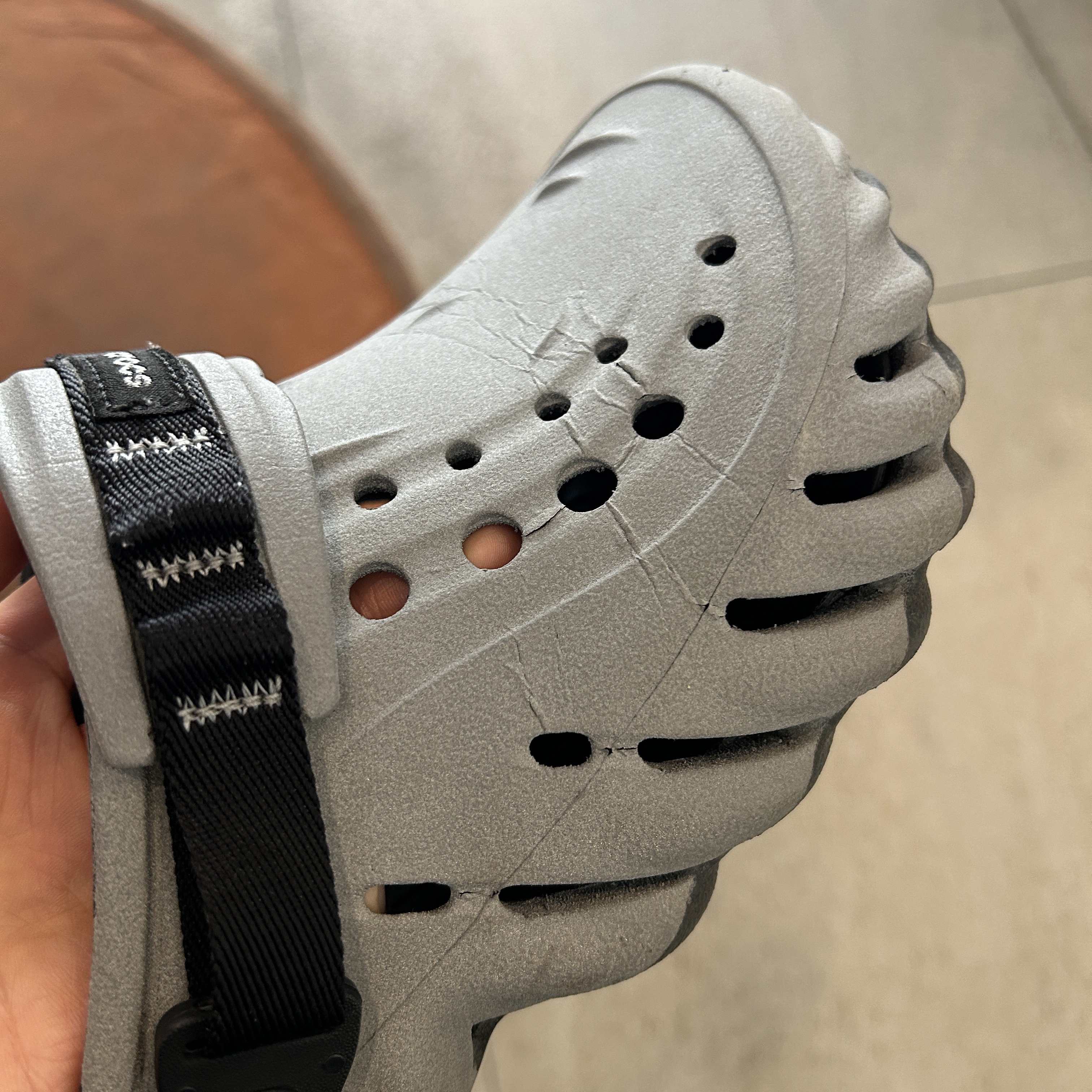 Crocs Echo Reflective Clog Black 착용 스타일 - 3