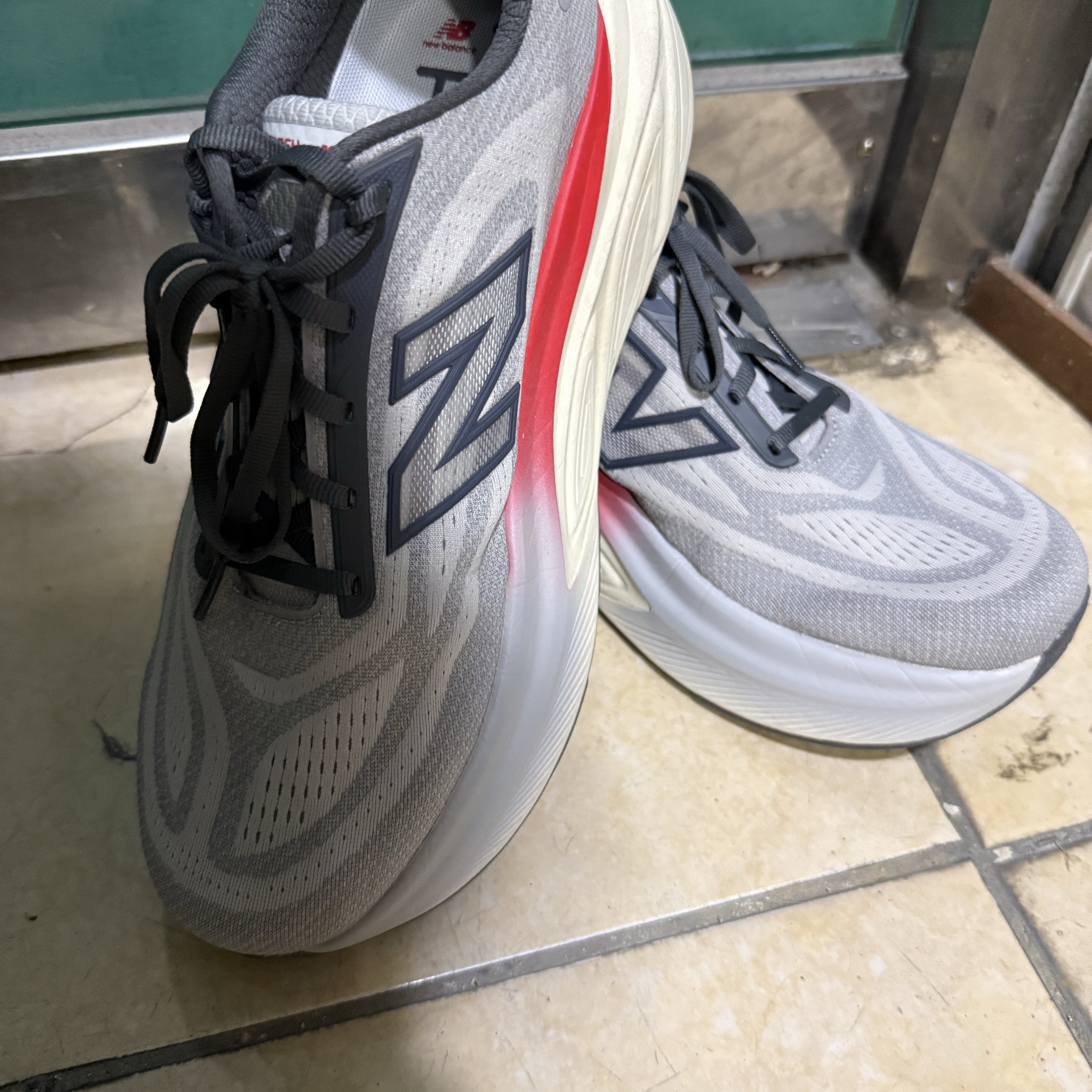 New Balance Fresh Foam More v6 Grey Matter True Red Castlerock - 2E 착용 스타일