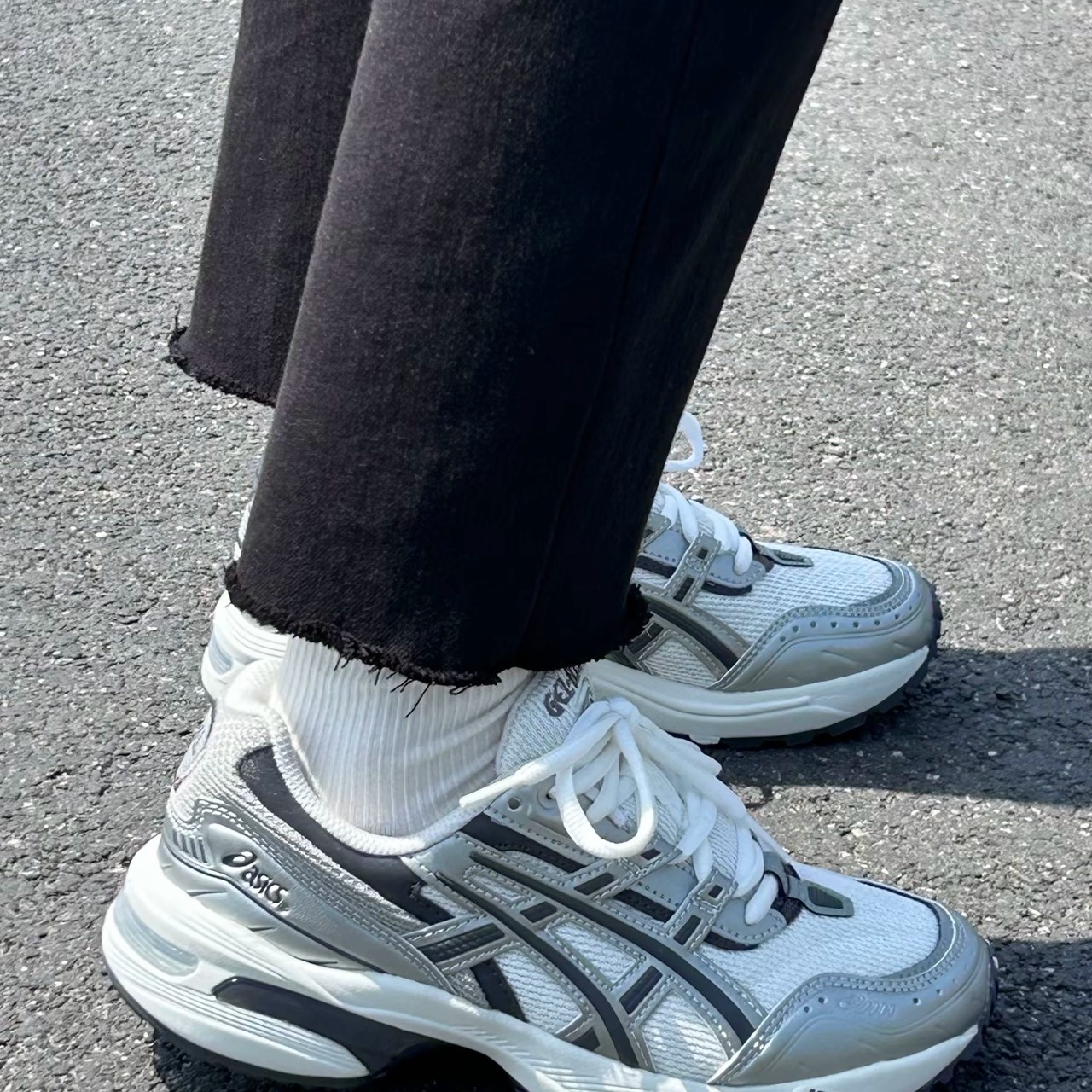 Asics Gel-1090 White Silver 착용 스타일 - 2