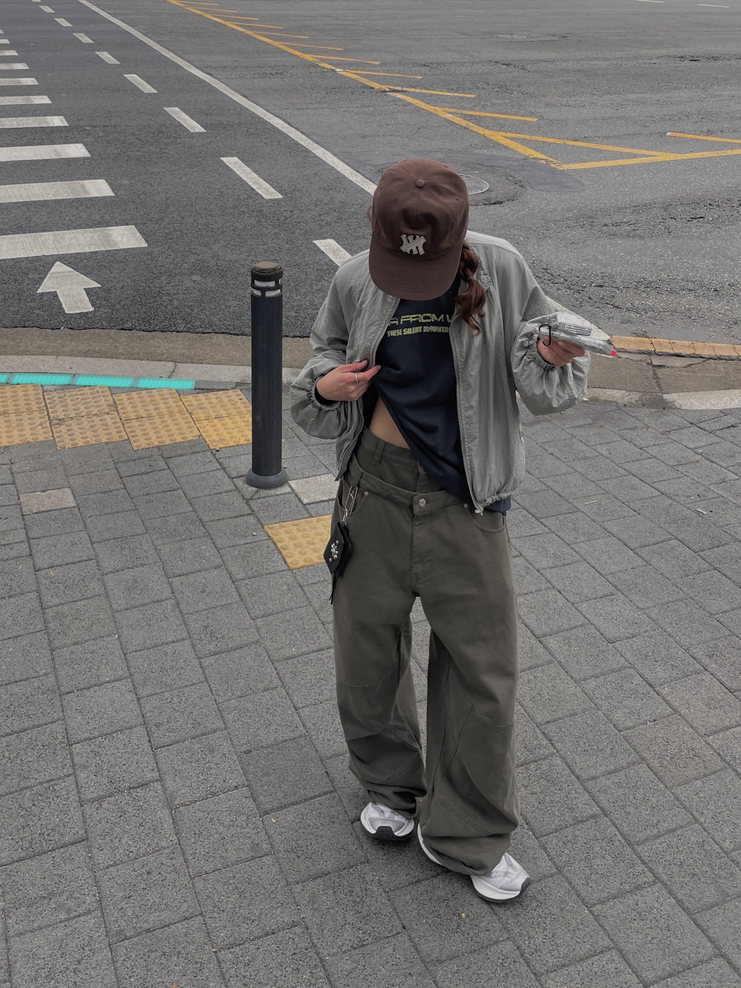 Farfromwhat Far Patch Logo Cap Brown, (W) Balenciaga Circuit Sneaker White Silver 착용 스타일 - 10