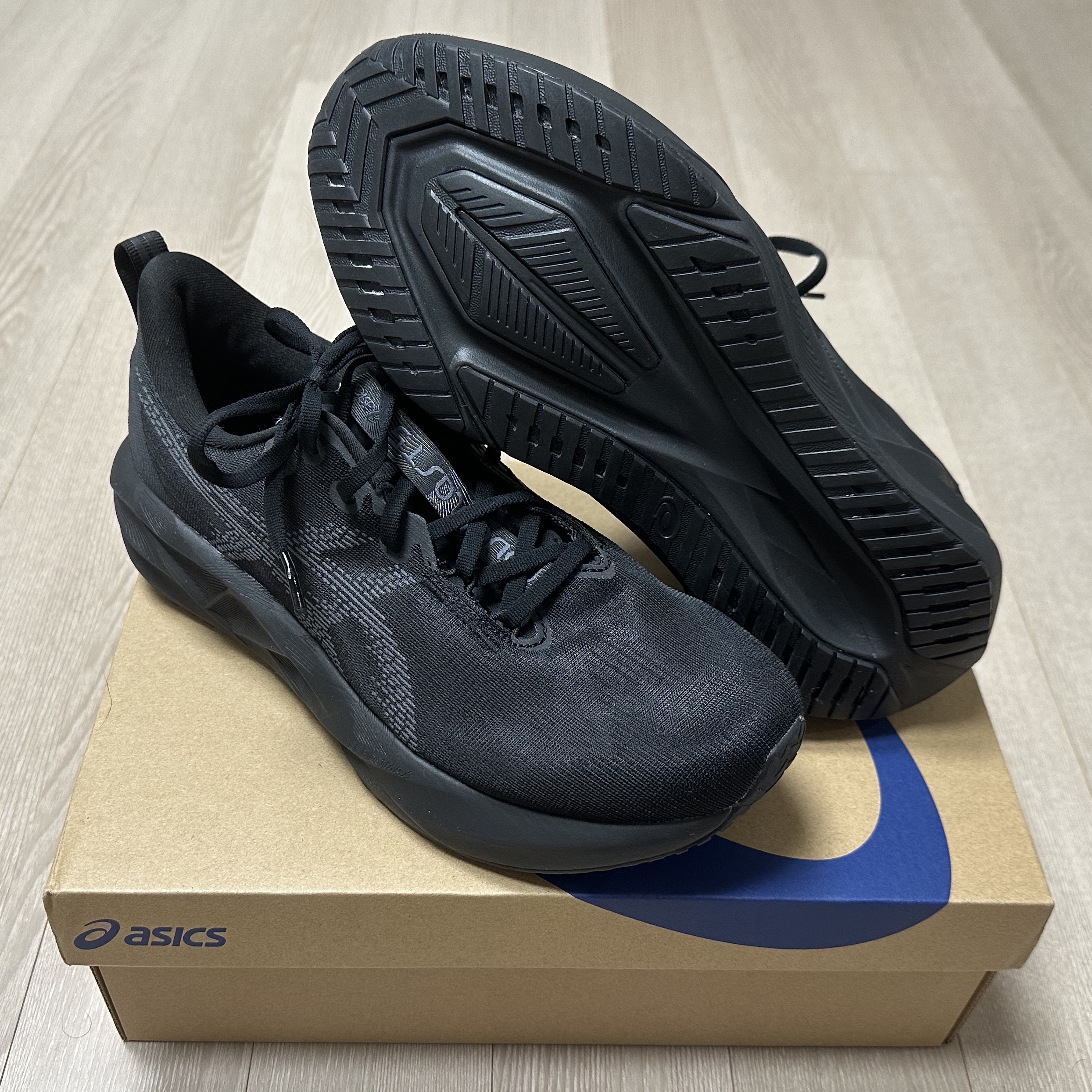 Asics Novablast 5 Black Carrier Grey 착용 스타일