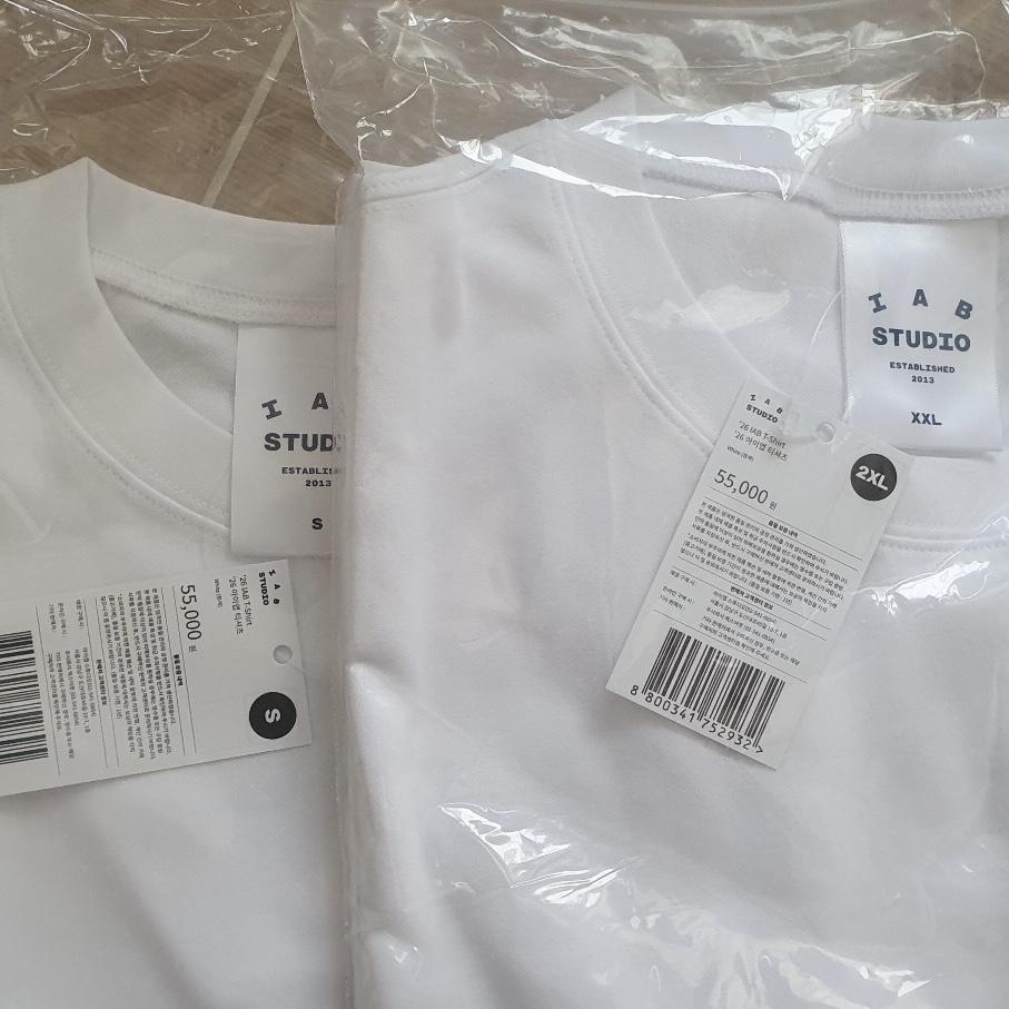 IAB Studio 26 IAB T-Shirt White Navy 착용 스타일