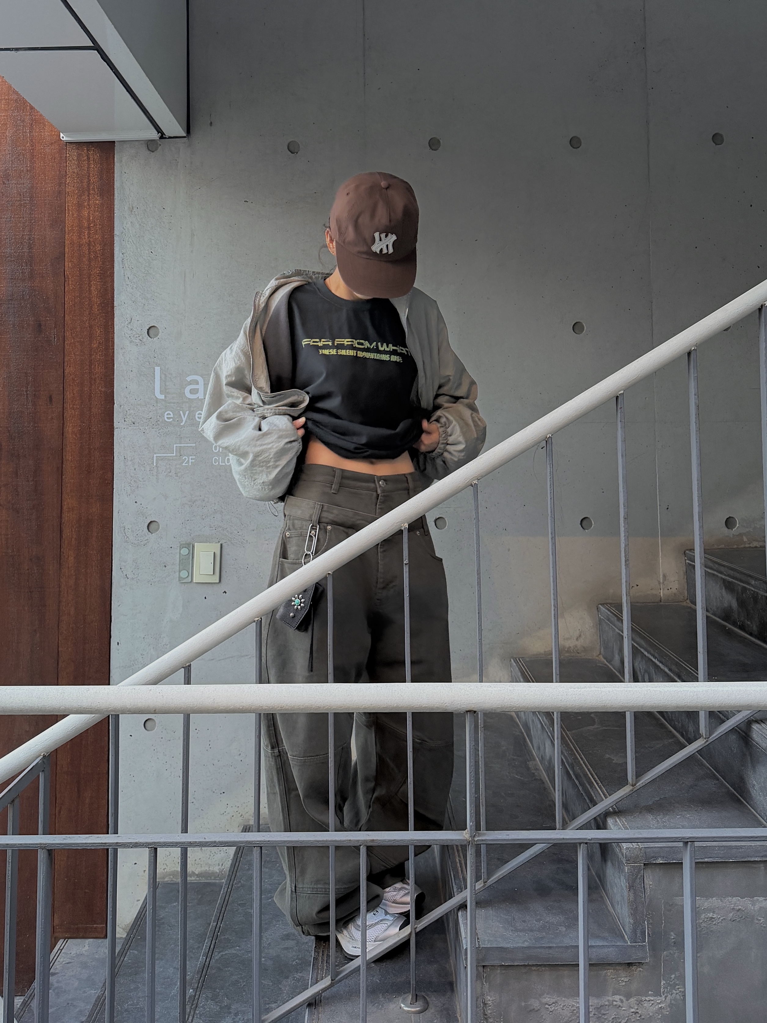Farfromwhat Far Patch Logo Cap Brown, (W) Balenciaga Circuit Sneaker White Silver 착용 스타일 - 3