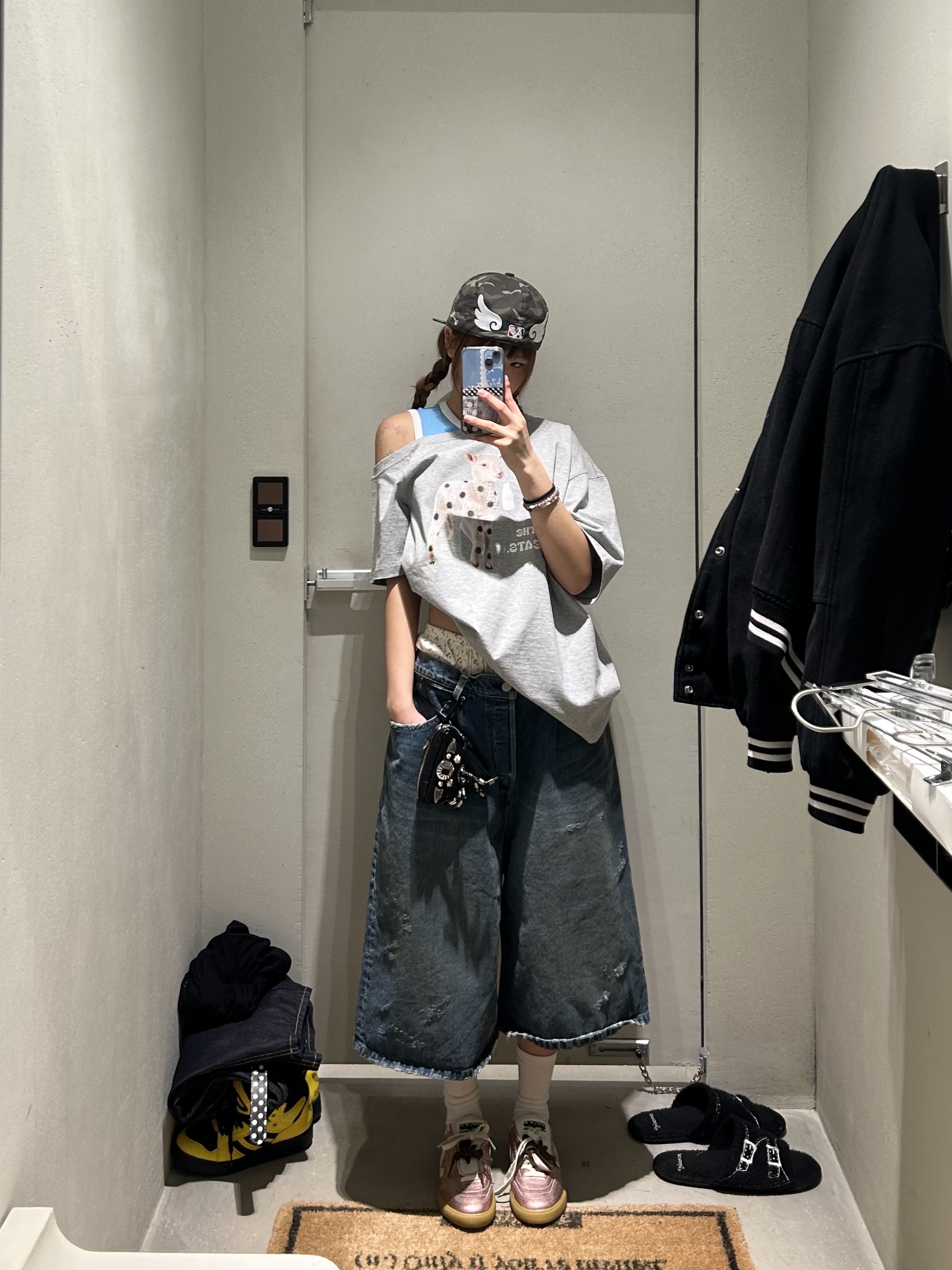 Markgong Women Sweet Treat Sheep Printed Off Shoulder Short Sleeve T-Shirt Gray - 26SS 착용 스타일 - 3
