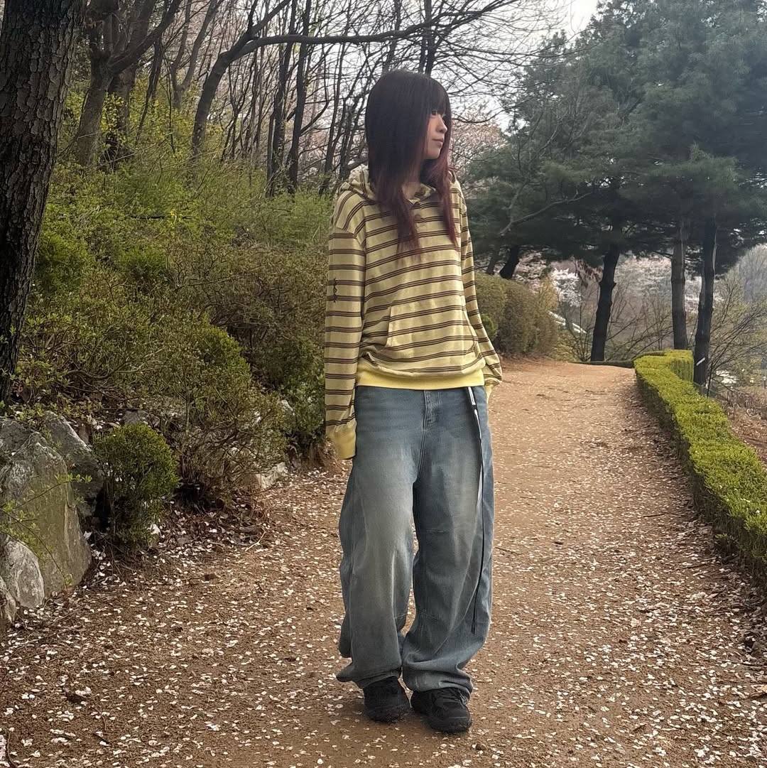 MAINBOOTH Cookie Stripe Hood T-shirt YELLOW 착용 스타일 - 2