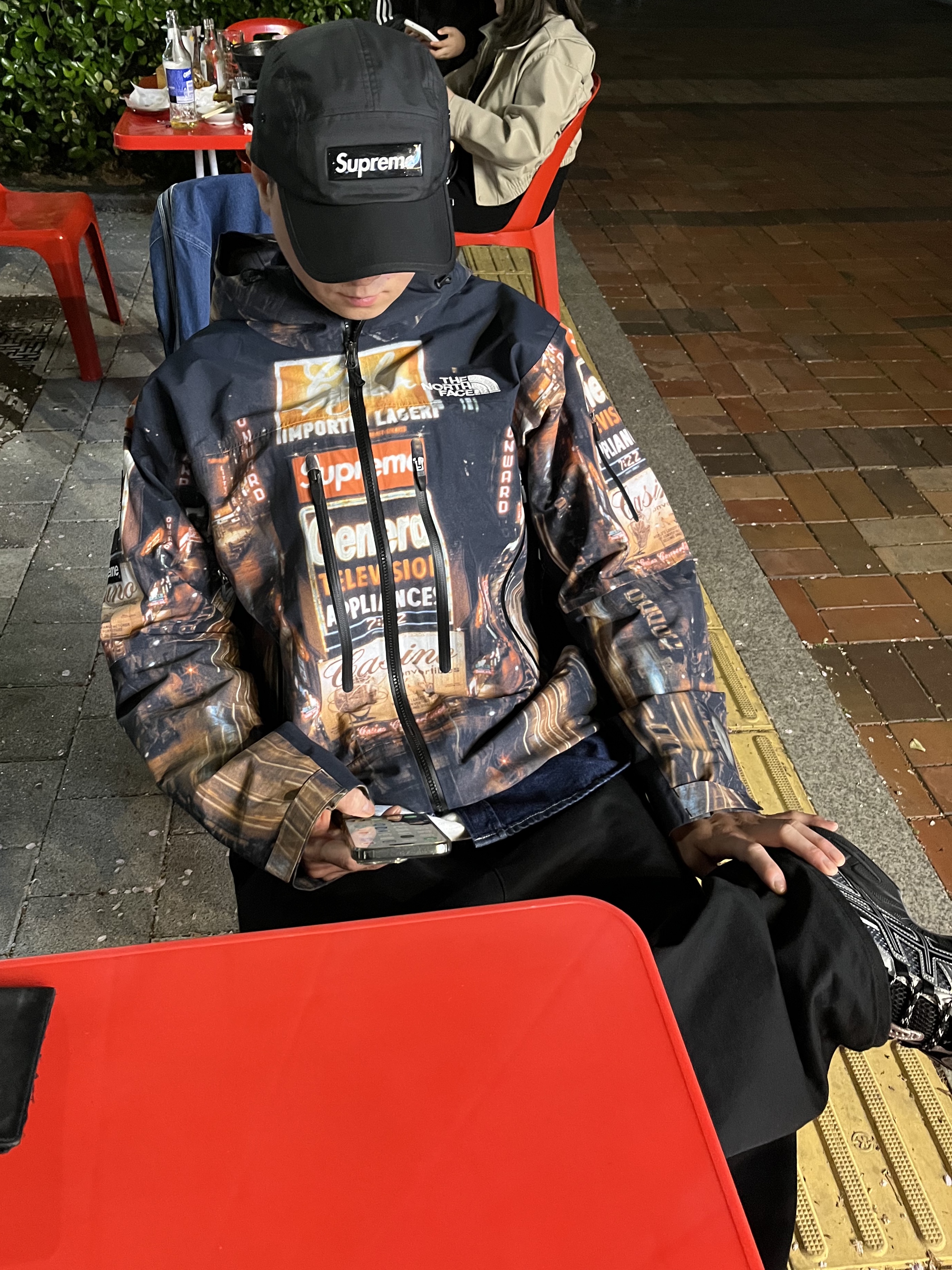 Supreme x The North Face Taped Seam Shell Jacket Times Square - 22FW 착용 스타일 - 1