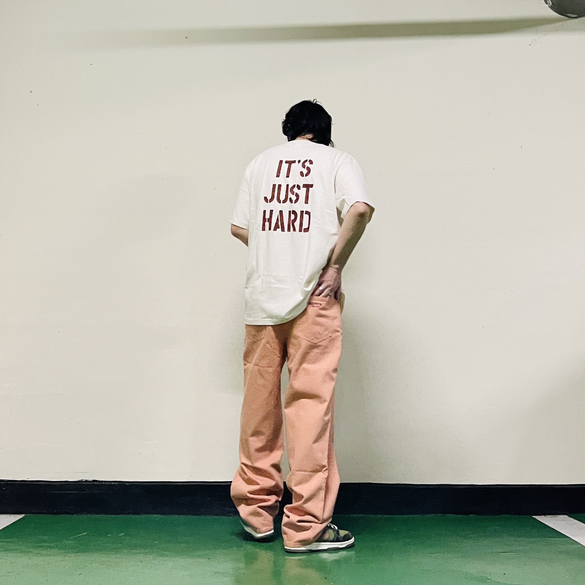 Supreme Hard T-Shirt Natural - 26SS, Supreme Baggy Jean Dusty Peach - 24SS 착용 스타일 - 1