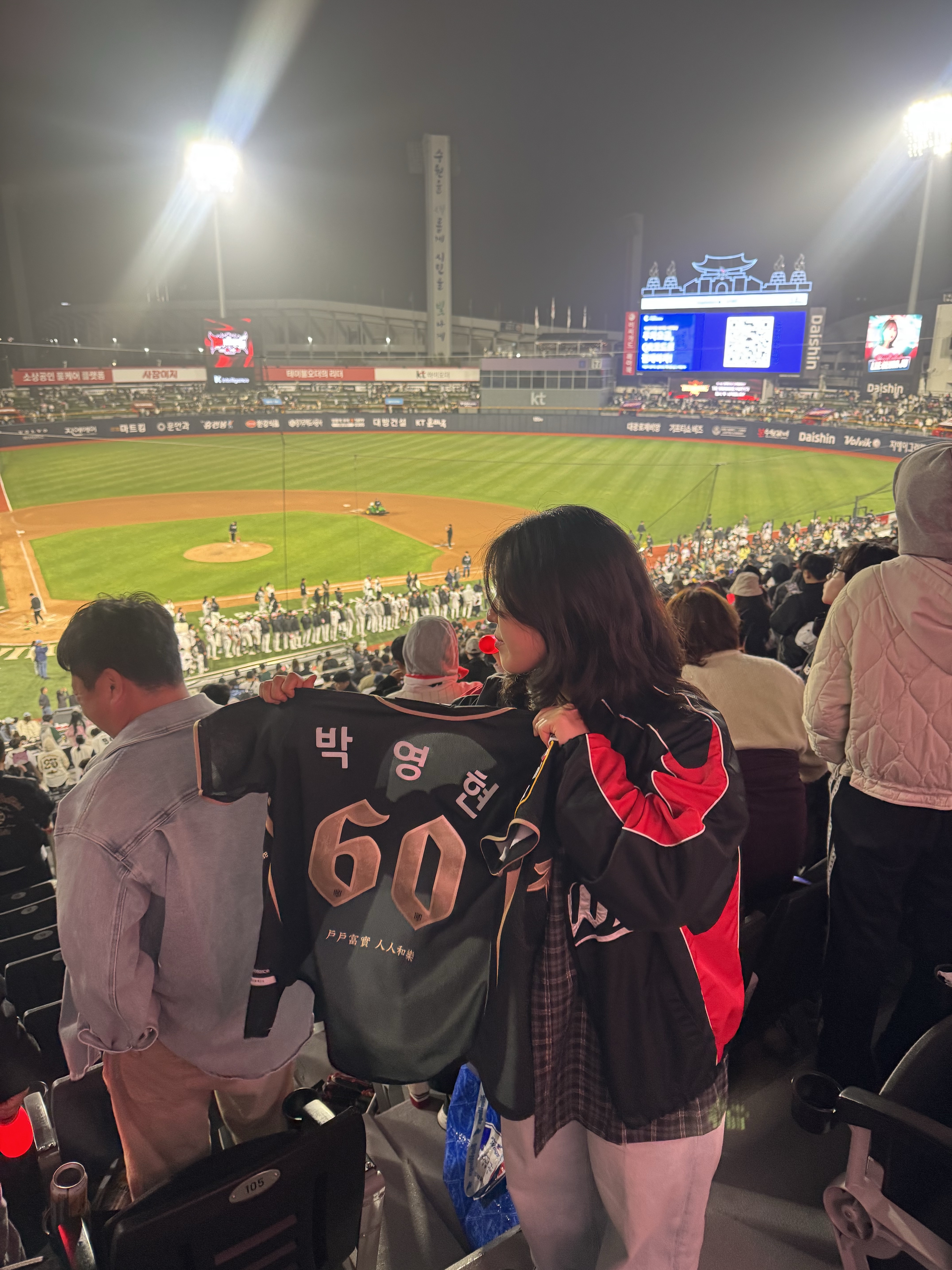 KT Wiz x New Balance 2025 Authentic King Jeong-Jo Uniform Black (Non Marking Ver.), KT Wiz 25 Windbreaker Black 착용 스타일