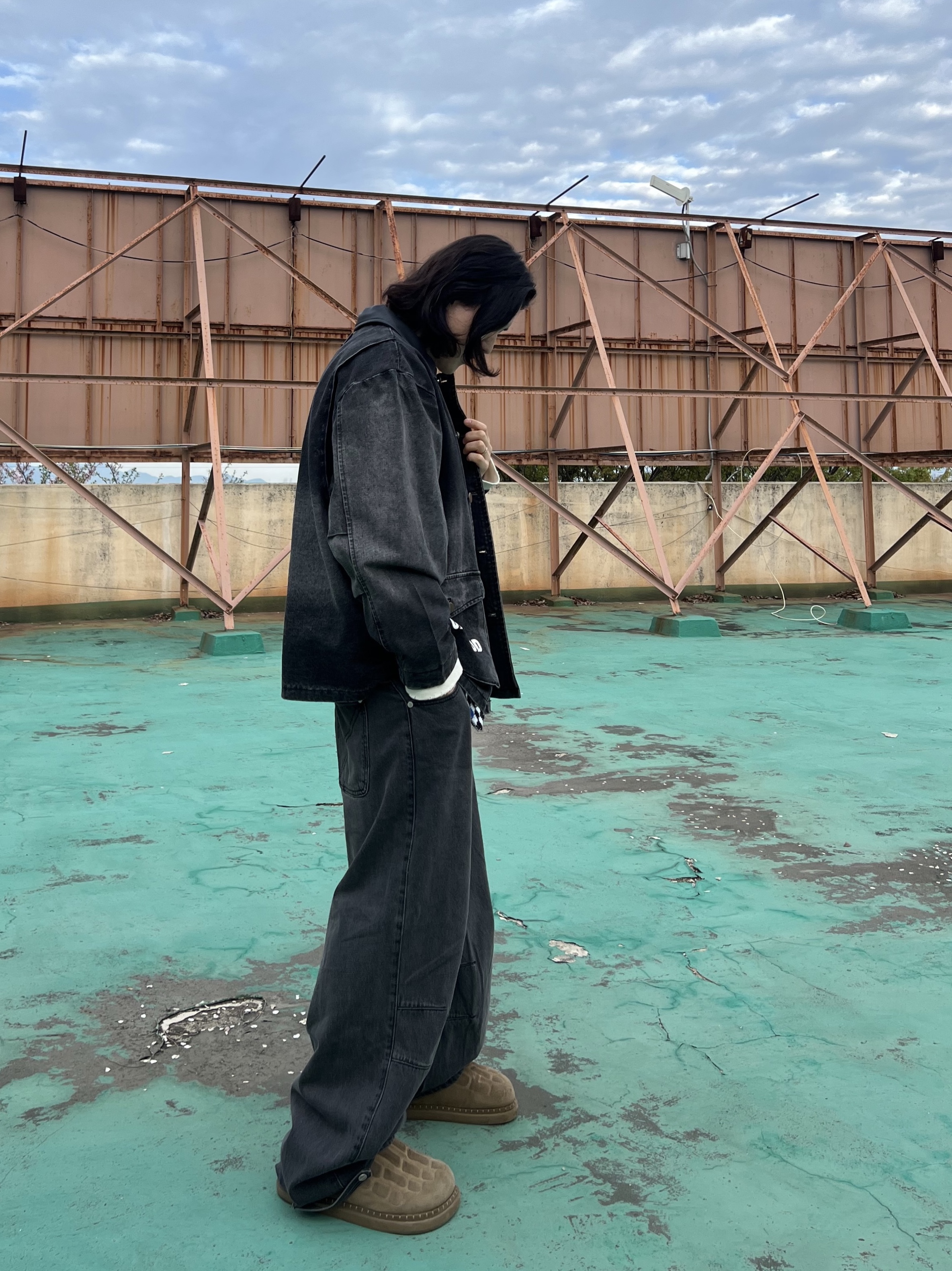 Kinchi x Yiyae Bone Mule Camel, NOD Leather Collar Vintage Jacket Black Denim 착용 스타일 - 5