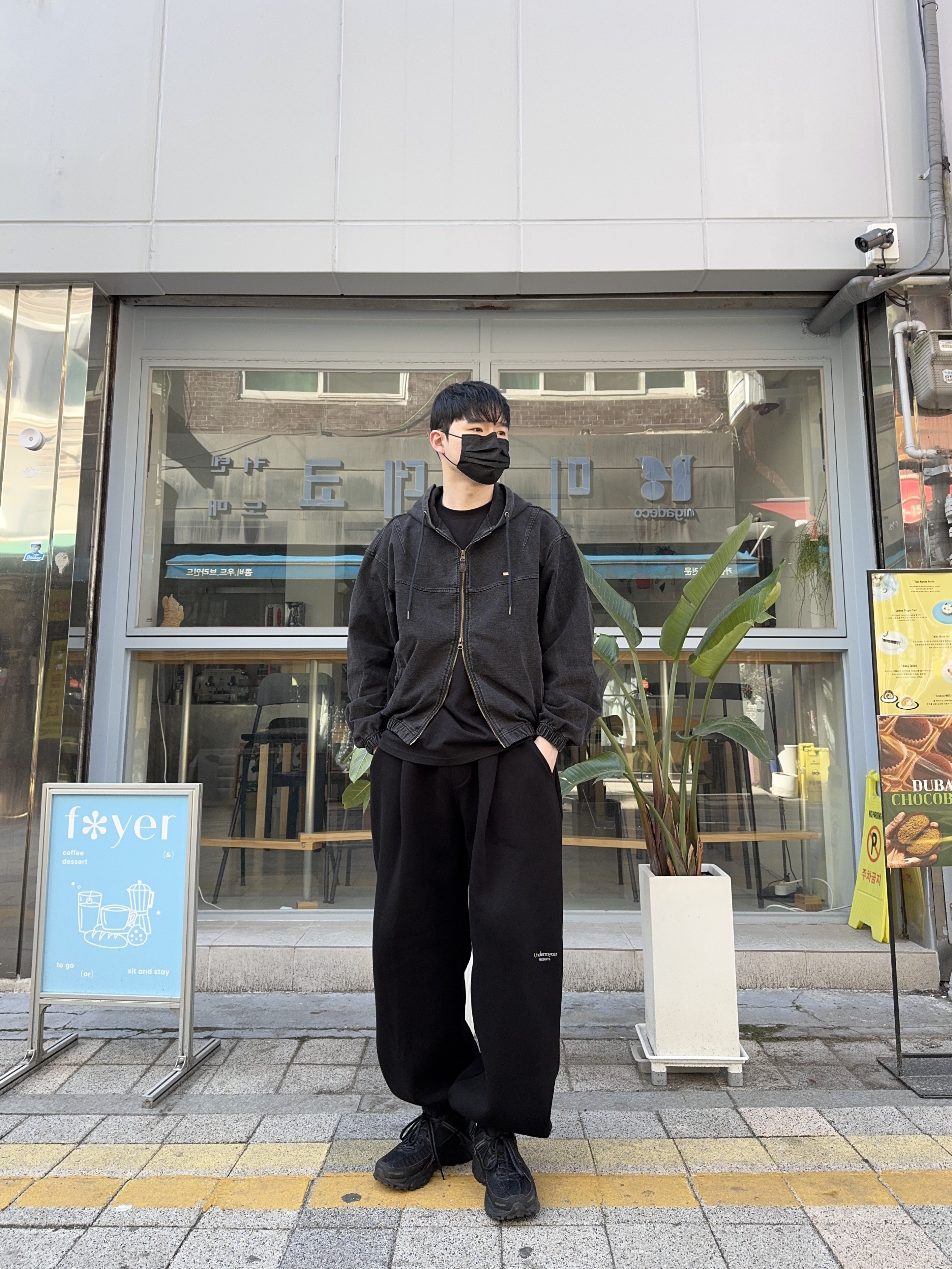Undermycar Mu.03 Anti Fxxking Logo Play Oversized Sweat Jogger Black, Nike Zoom Vomero 5 SP Black 착용 스타일 - 2
