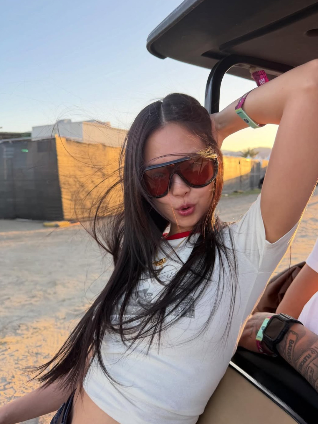 Willy Chavarria Call Girl Ringer T-Shirt White, Chanel Small Flap Bag Grained Shiny Calfskin & Gold-Tone Metal Black 착용 스타일 - 4