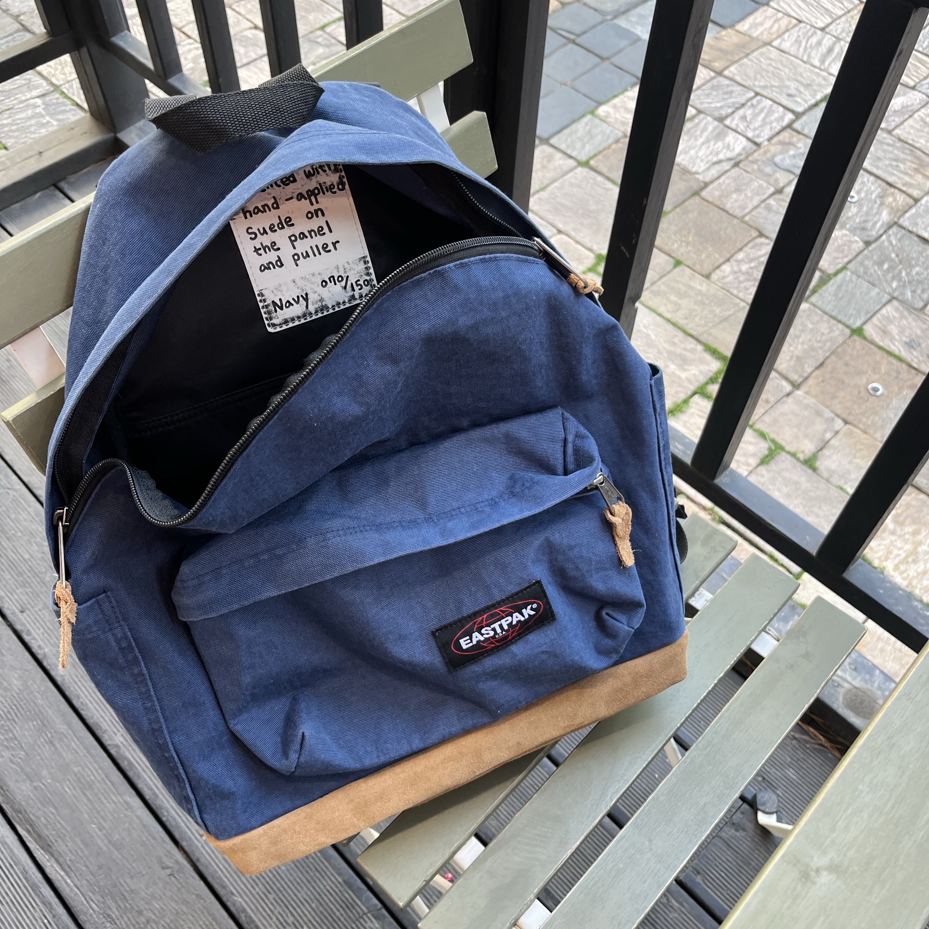 STU X EASTPAK Day PAK'R 80'S Navy 착용 스타일