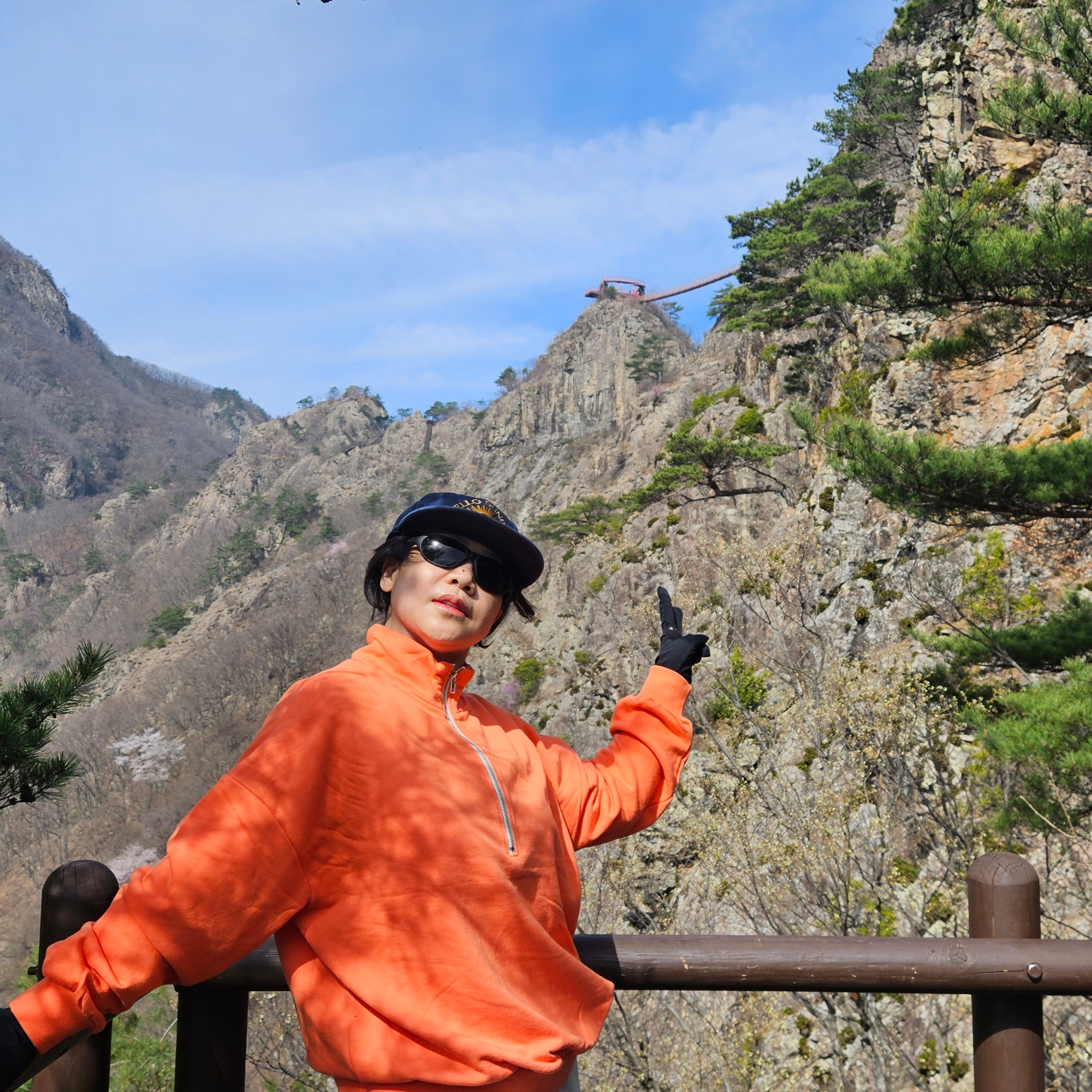 Hello Sunrise Washed HS Arch Logo 6Panel Cap Navy & Orange 착용 스타일 - 3