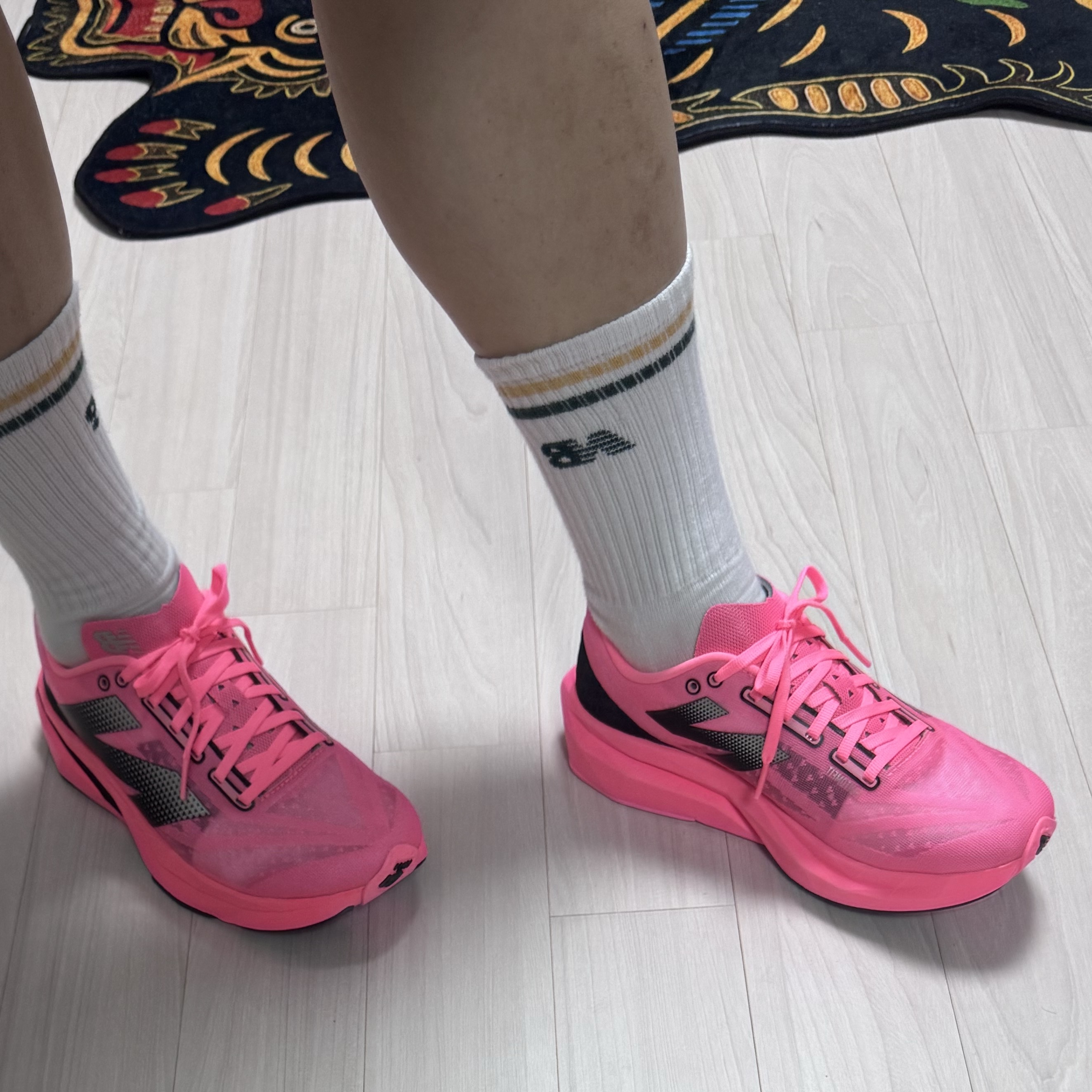 New Balance Fuelcell Rebel v4 Ultra Pink Black - 2E Wide 착용 스타일 - 2