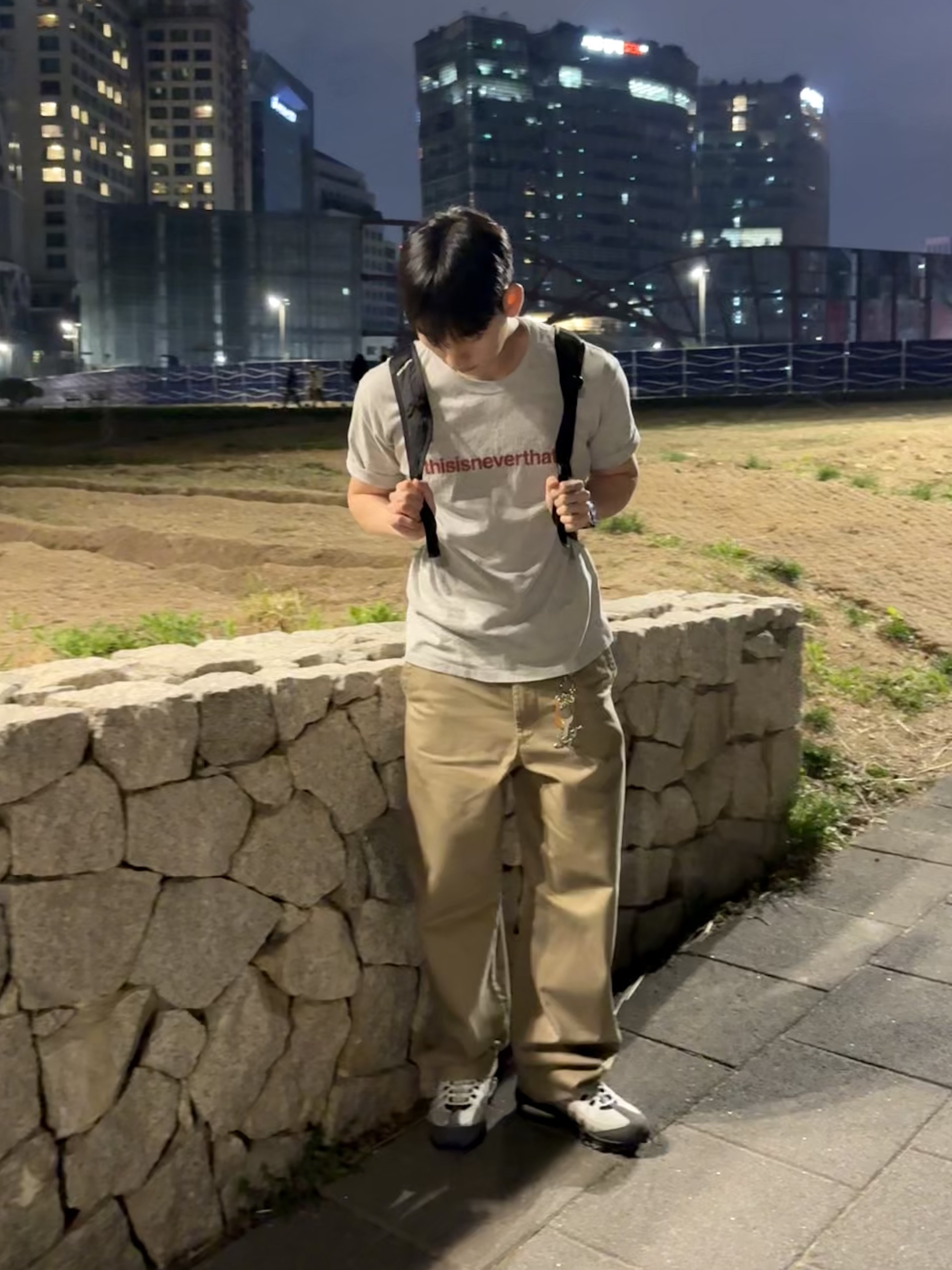 Thisisneverthat T-Logo T-Shirt Heather Grey, Salomon Trailblazer 10 Black 착용 스타일