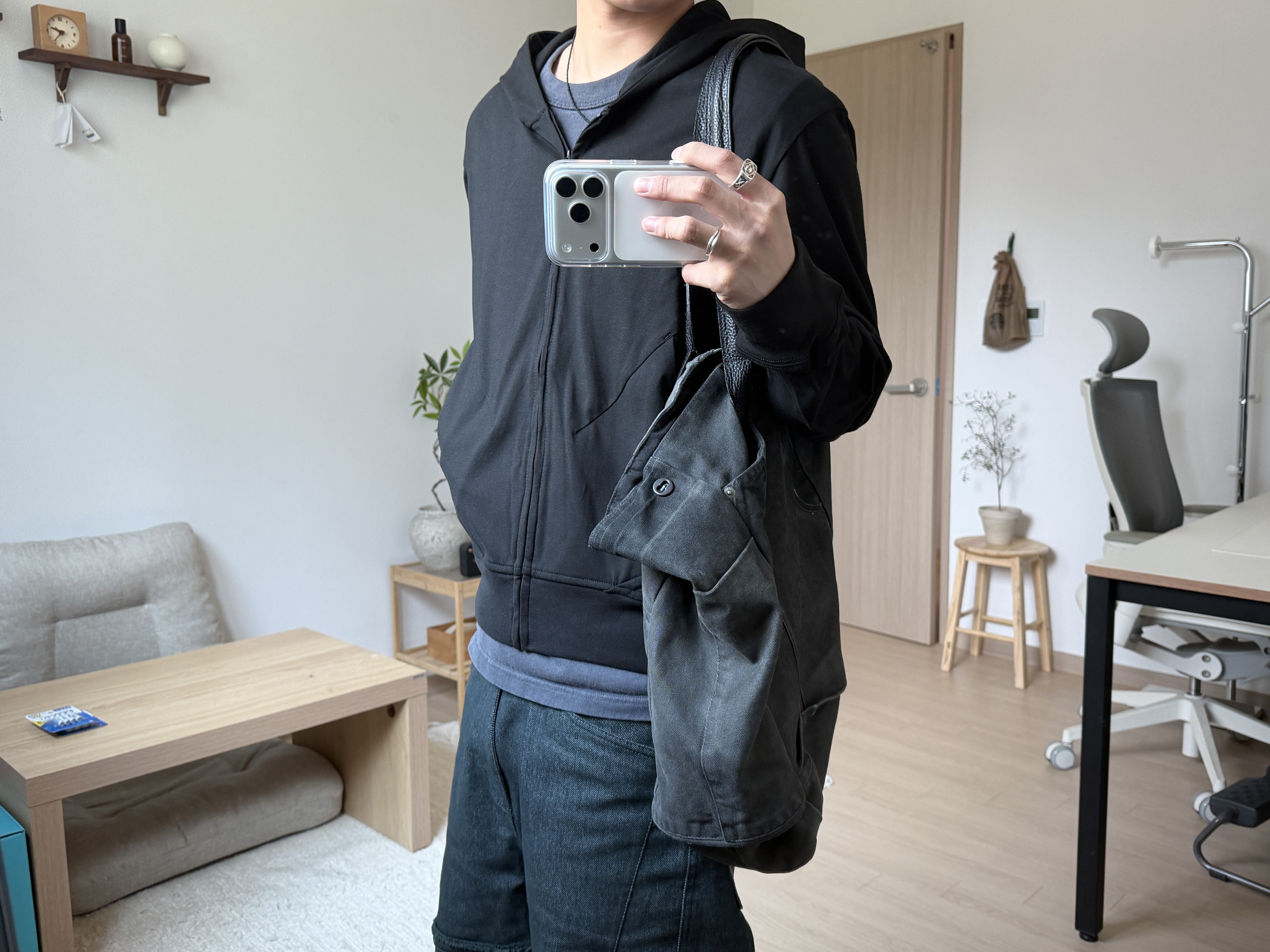 Xlim Ep.6 04 Trousers Black, Xlim Ep.7 Synopsis 01 Big Bag Black 착용 스타일
