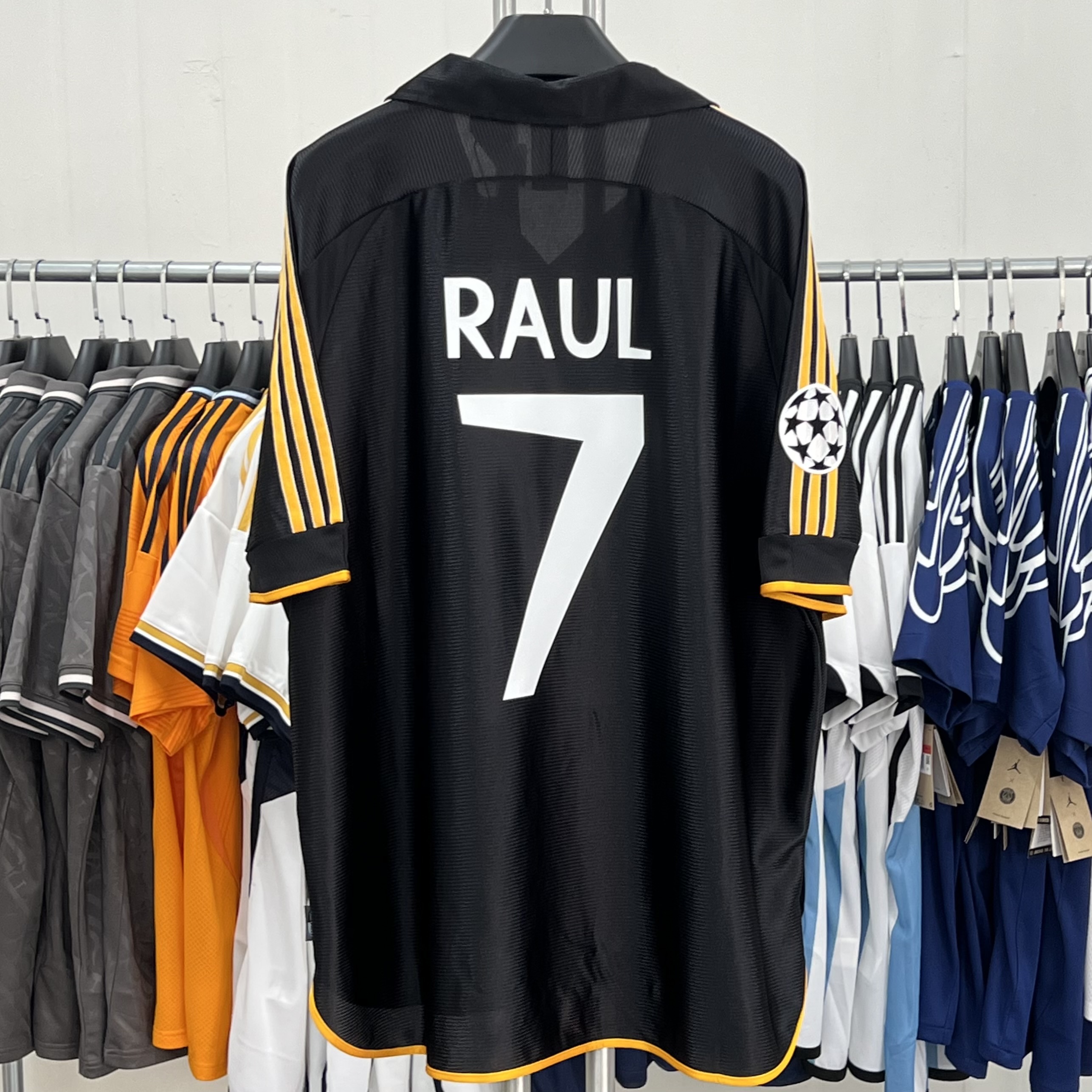 Adidas Real Madrid 99/00 Home Jersey White - KR Sizing (Non Marking Ver.), Adidas Real Madrid 99/00 Away Jersey Black - KR Sizing (Non Marking Ver.) 착용 스타일 - 1