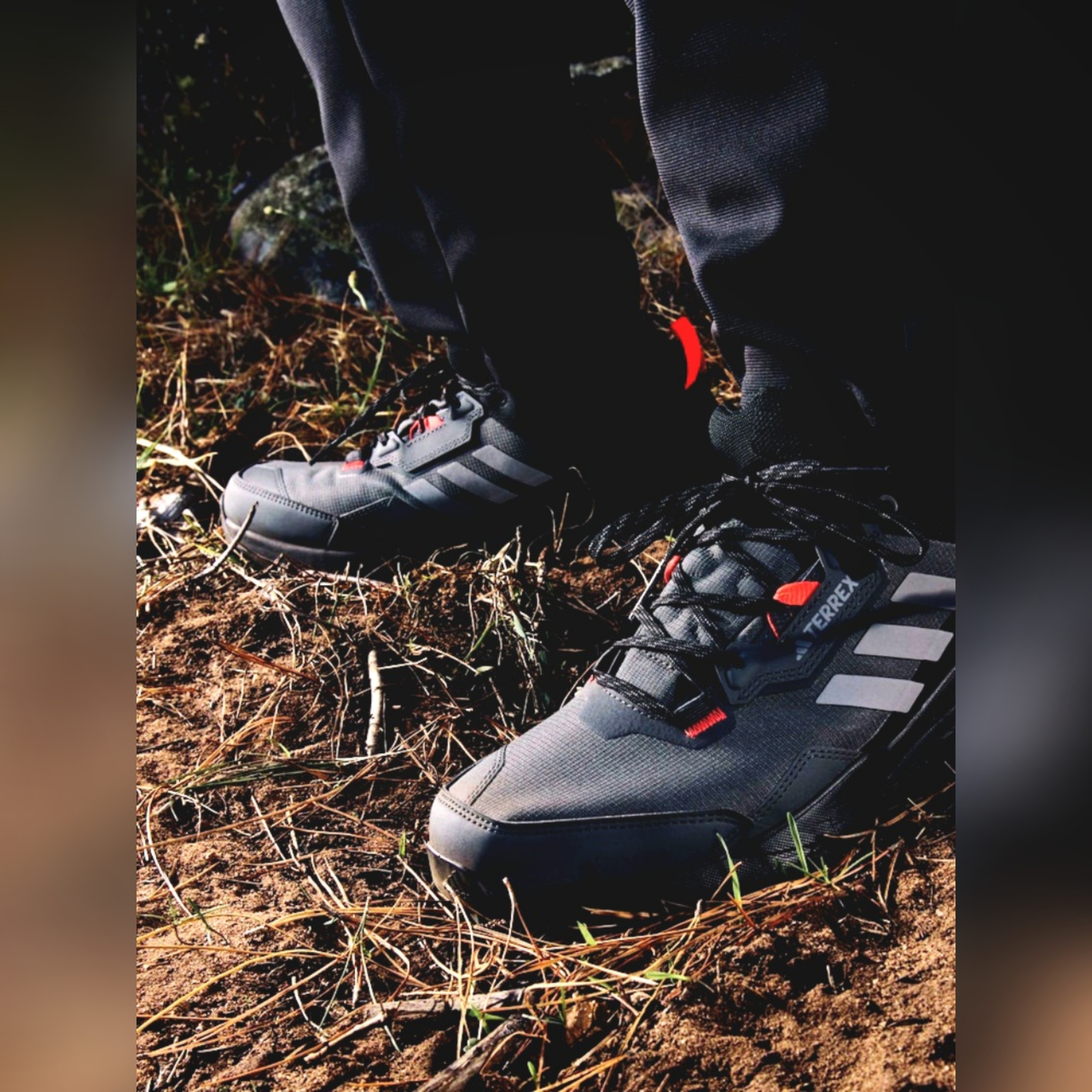 Adidas Terrex AX4 Gore-Tex Grey Six Solar Red 착용 스타일