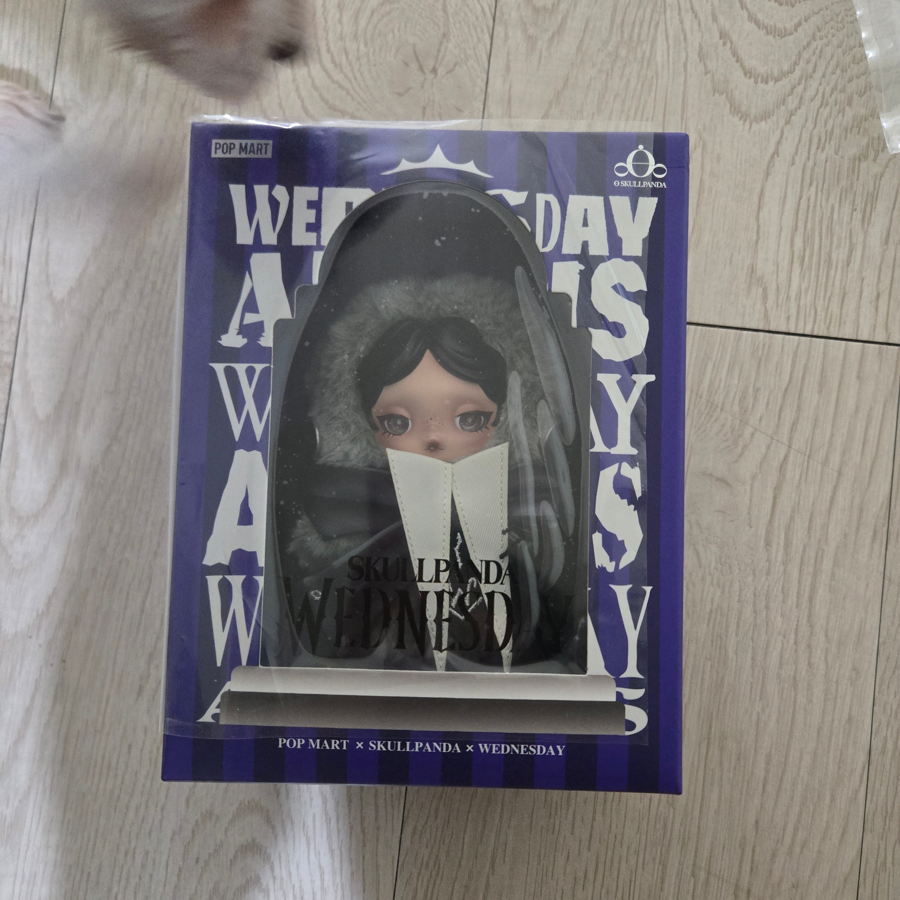 Pop Mart Skullpanda x Wednesday Plush Nevermore Academy Uniform Version 착용 스타일