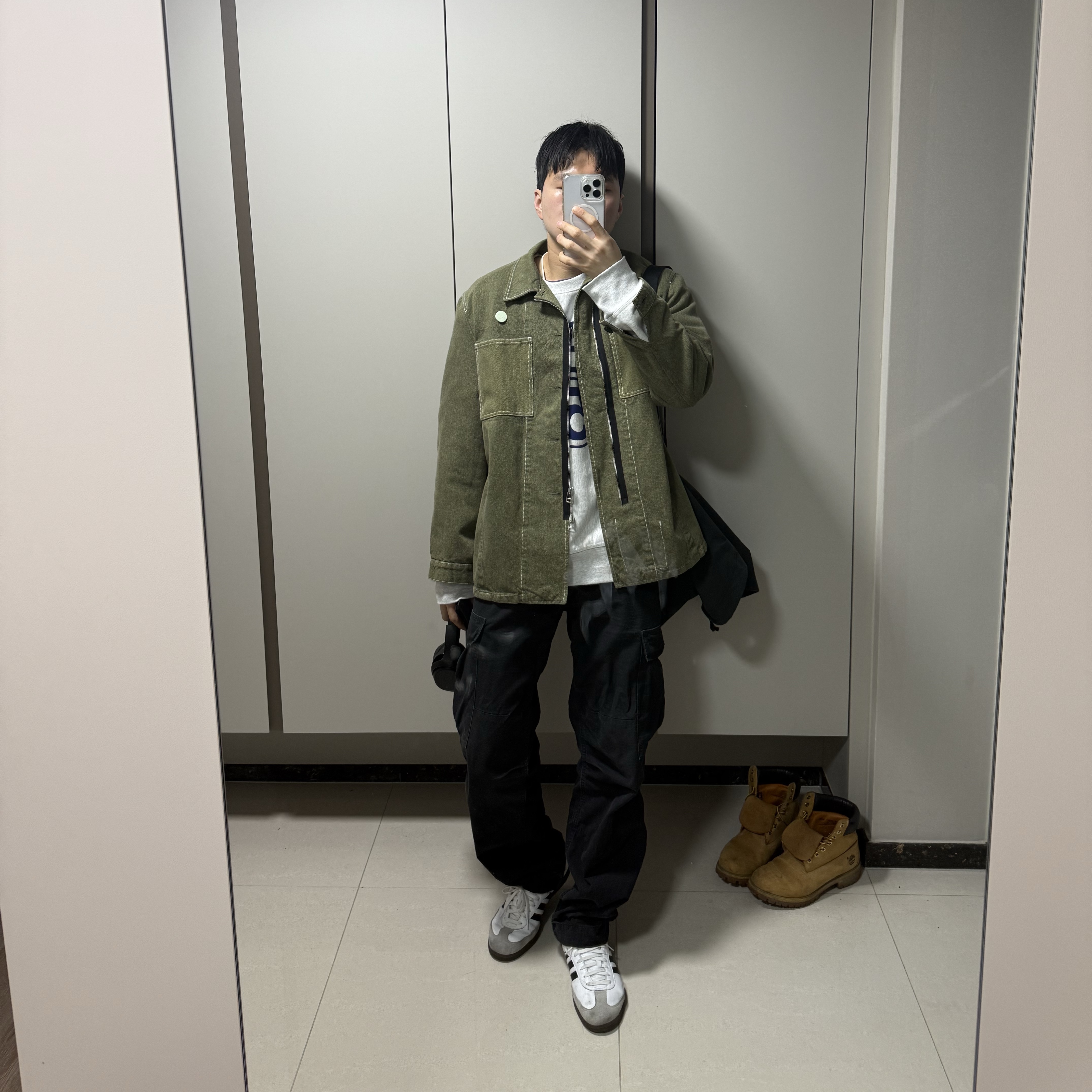 Stussy 5 Sport Crew Ash Heather 착용 스타일