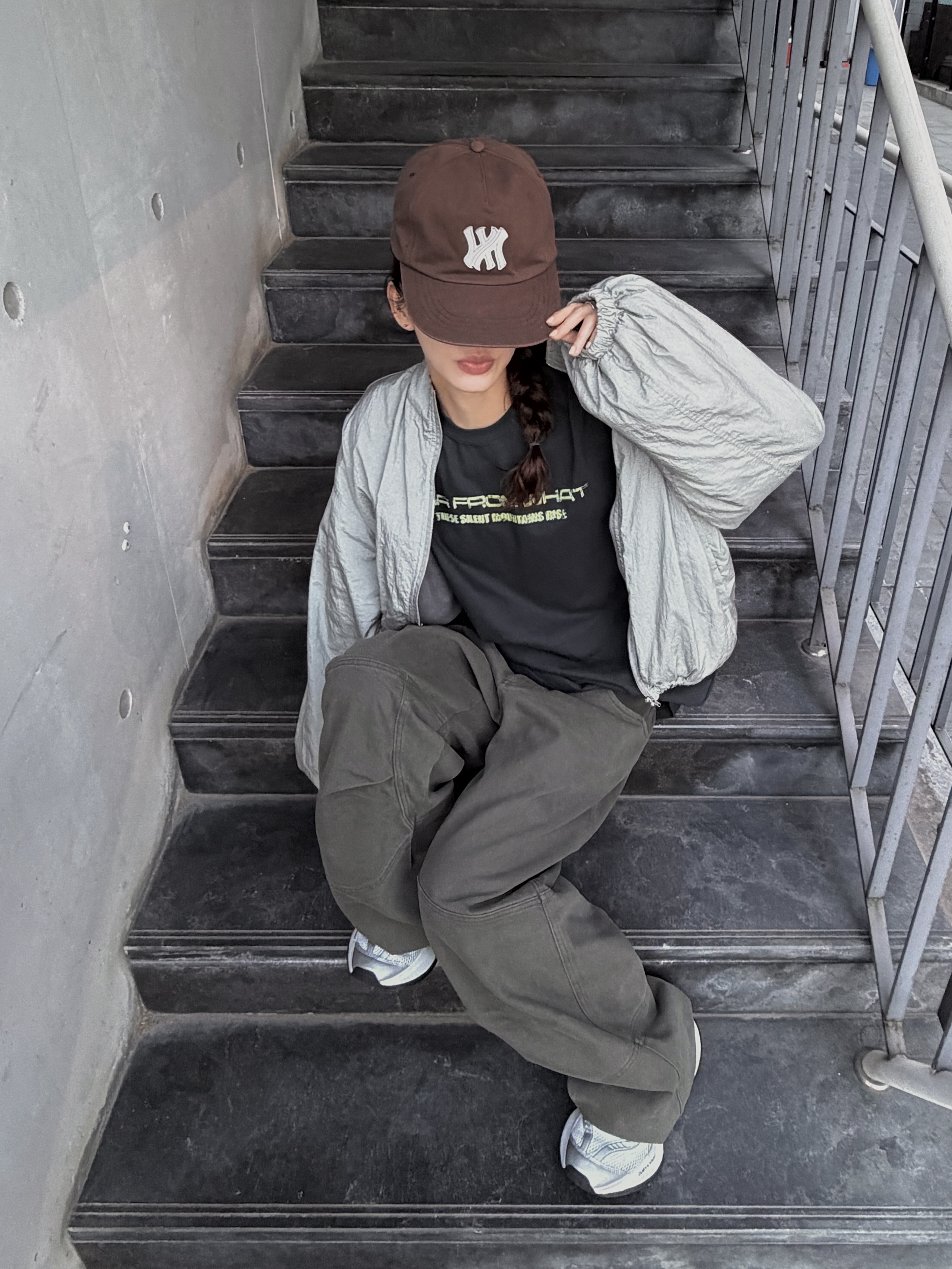 Farfromwhat Far Patch Logo Cap Brown, (W) Balenciaga Circuit Sneaker White Silver 착용 스타일 - 1