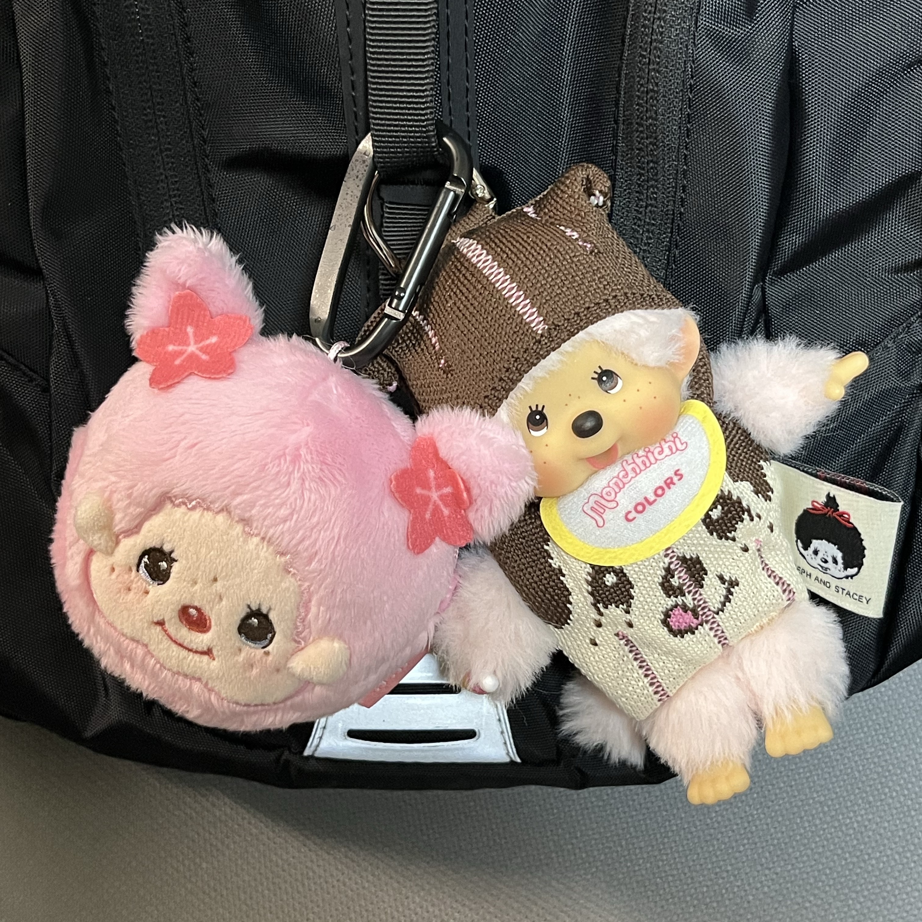 JOSEPH&STACEY Lucky Pleats Knit  Mini Multi Pouch Monchhichi Girl Brown with Ribbon Wappen Pink 착용 스타일