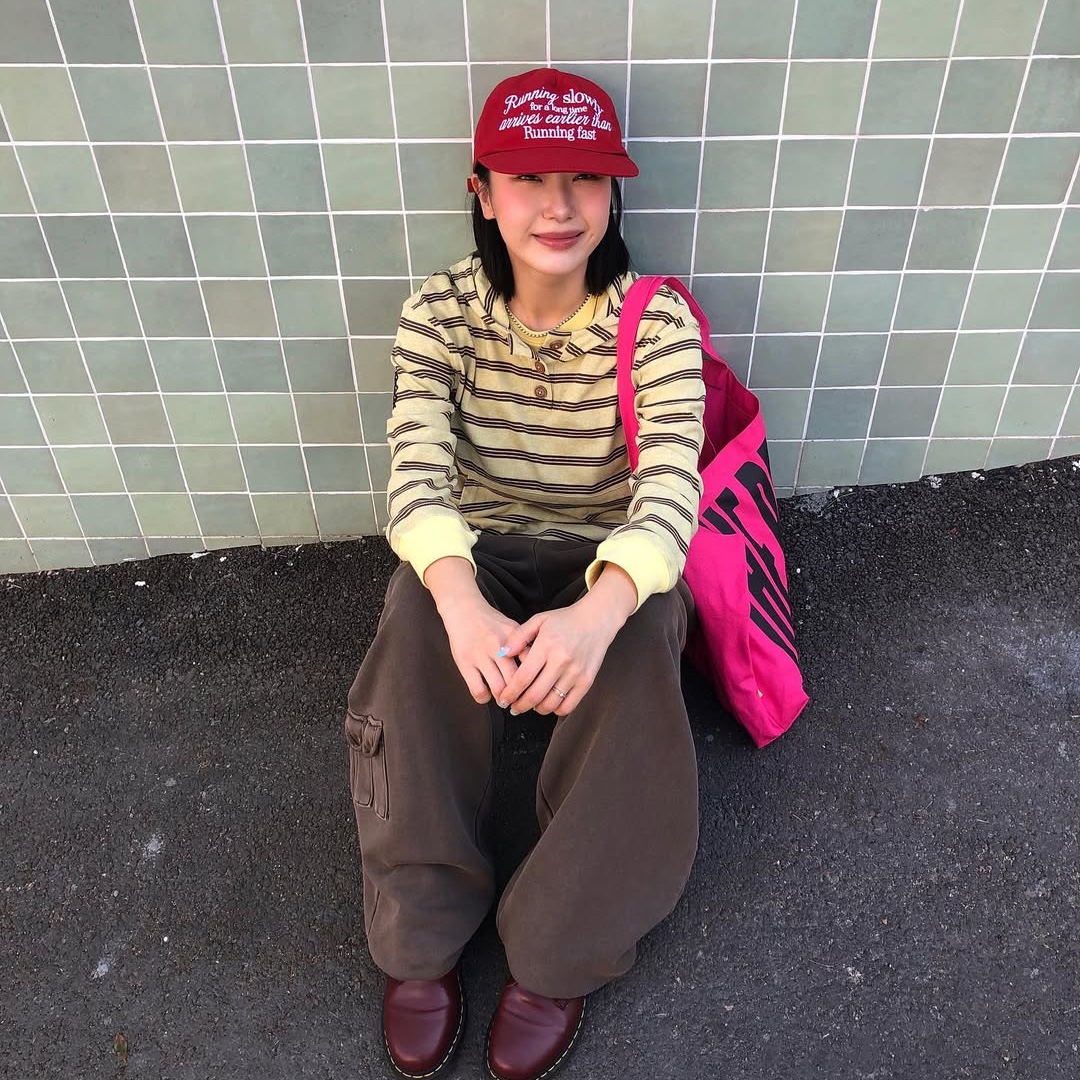 MAINBOOTH Cookie Stripe Hood T-shirt YELLOW, MAINBOOTH Nomad Sweat Pants BROWN 착용 스타일 - 5