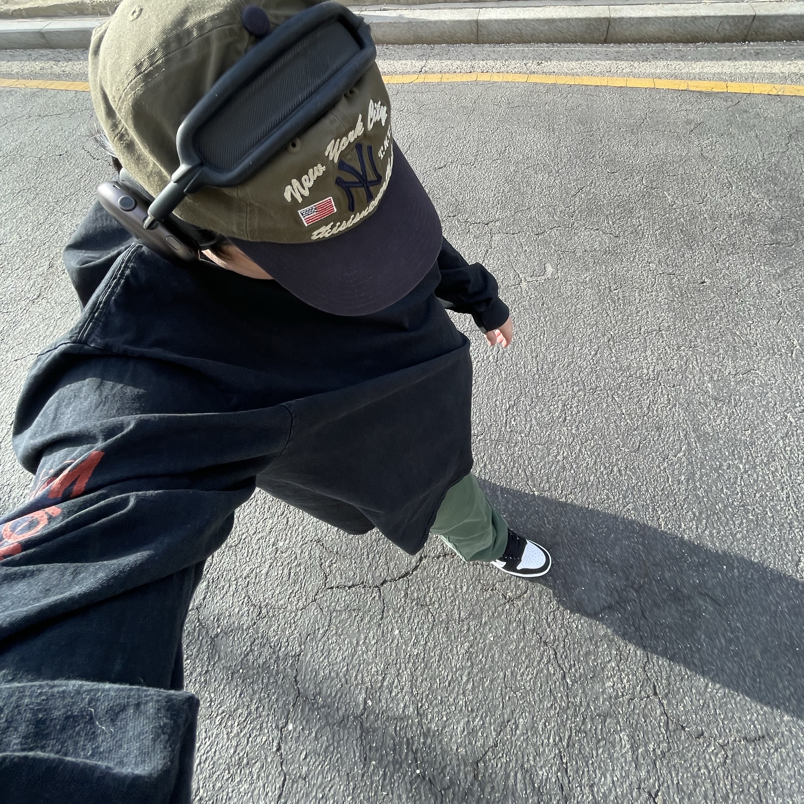 Jordan 1 Retro High OG Black and Lucky Green, Thisisneverthat x New Era x MLB New York Yankees Unstructured Ball Cap Moss Navy 착용 스타일