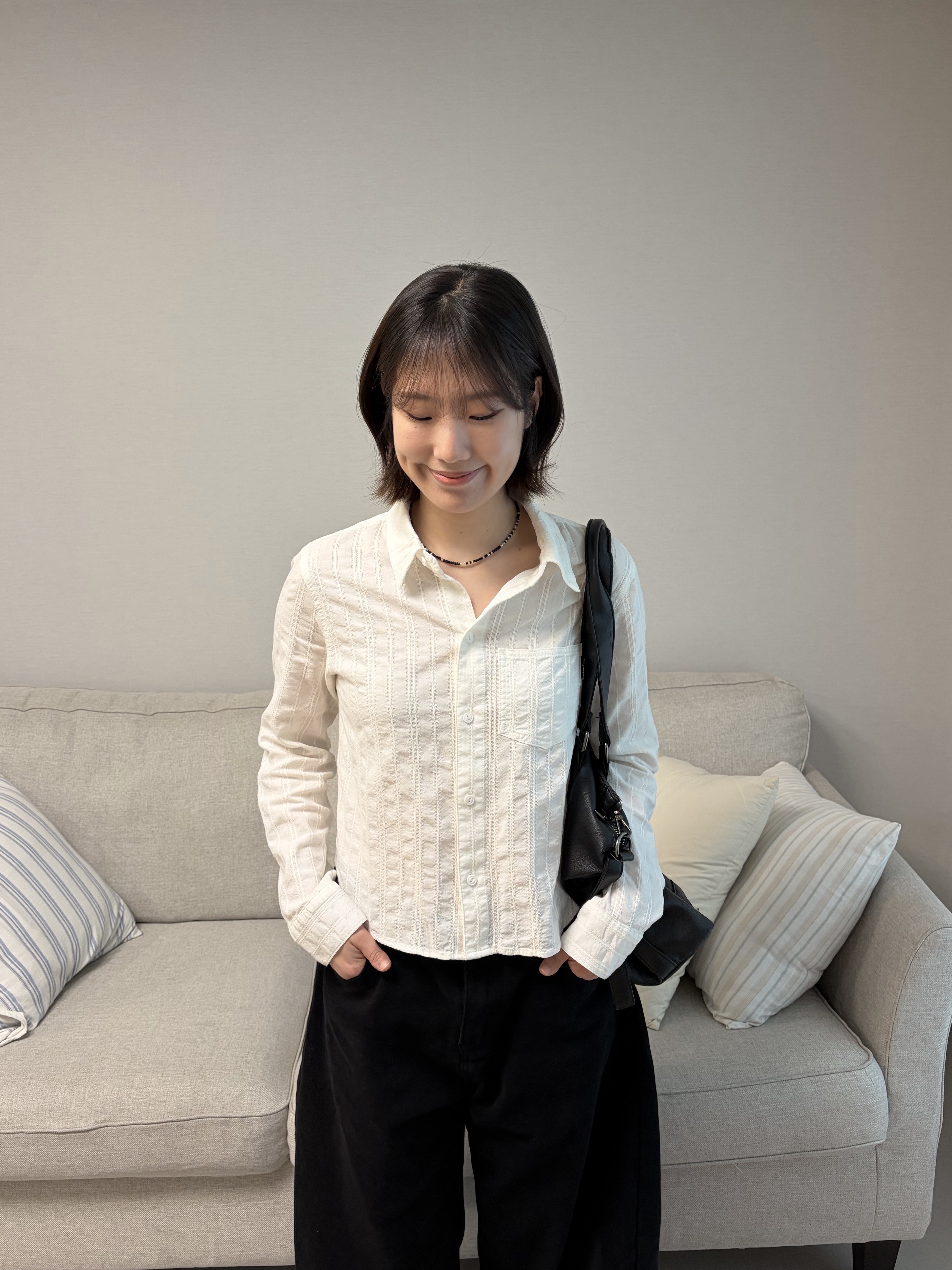 Haleine Cut-Off Cropped Stripe Shirts White (WT315), SATUR W Cotton Curved Pants Black 착용 스타일 - 3