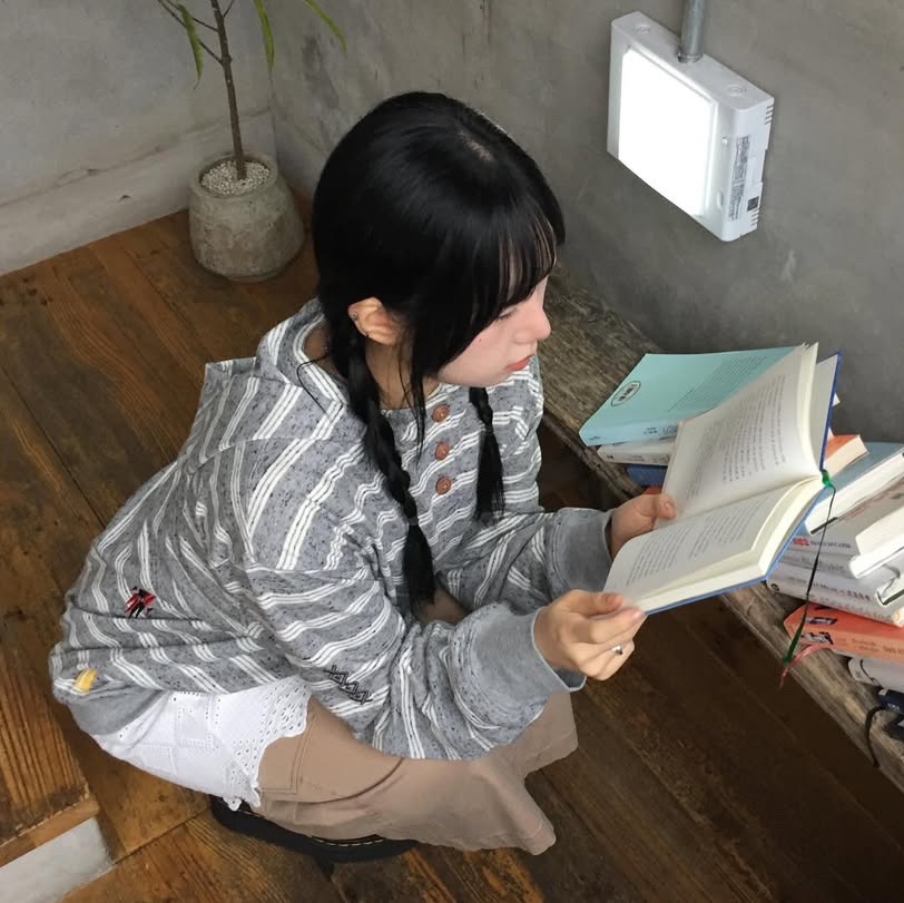 MAINBOOTH Cookie Stripe Hood T-shirt GRAY 착용 스타일 - 3