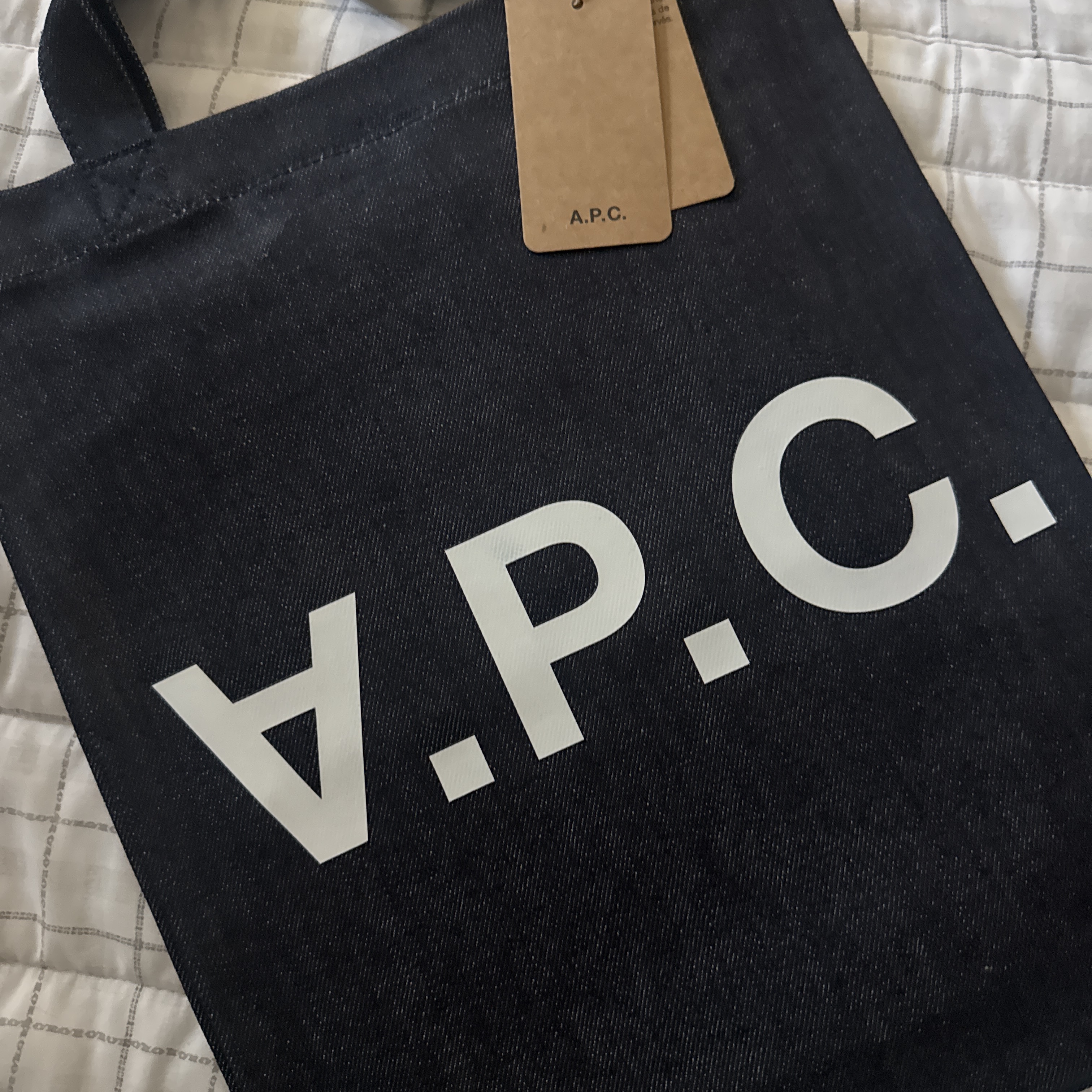 A.P.C. Laure Tote Bag Blue 착용 스타일