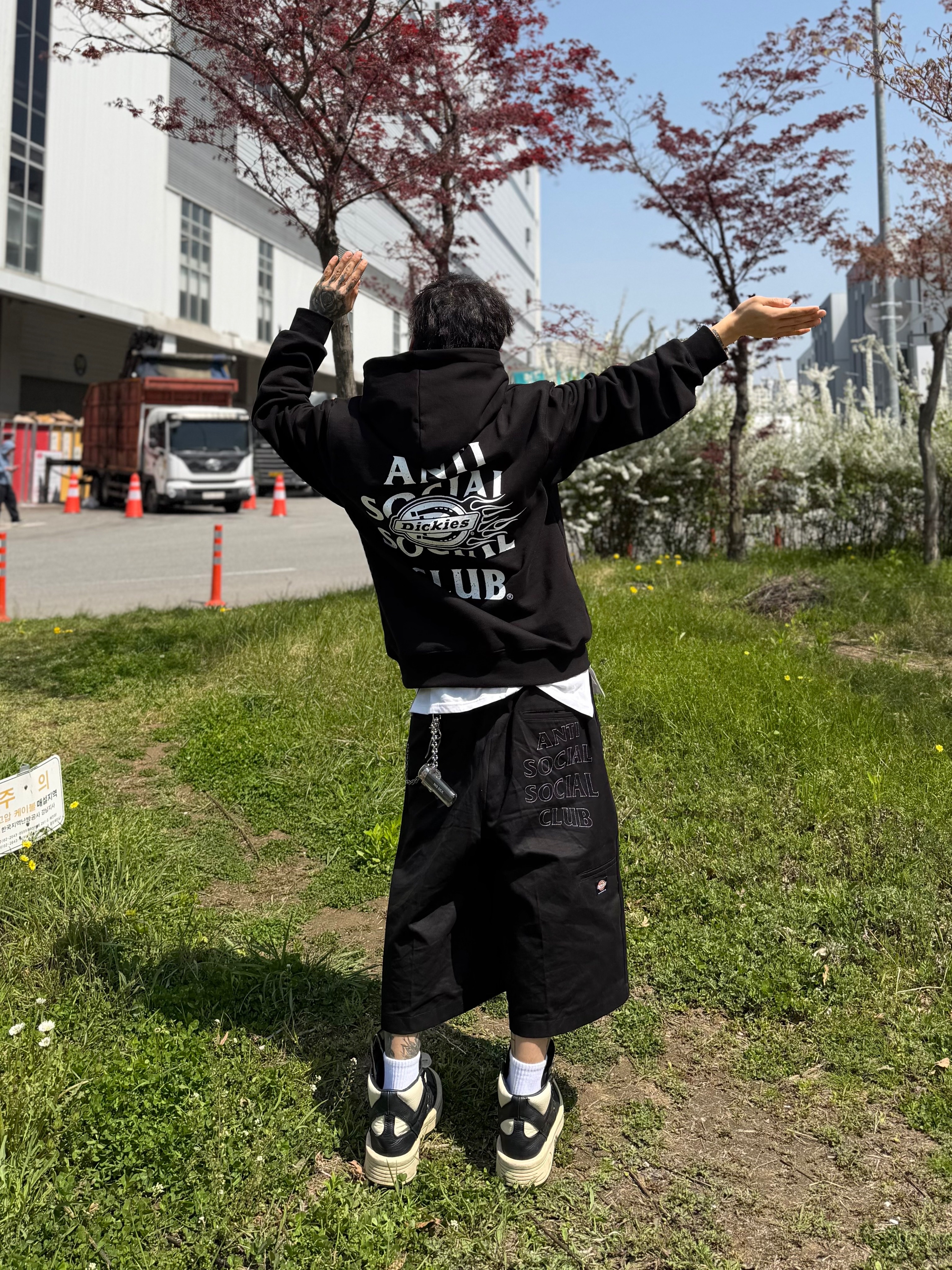 Anti Social Social Club x Dickies Work Shorts Black, Anti Social Social Club x Dickies Flame Hoodie Black 착용 스타일 - 3