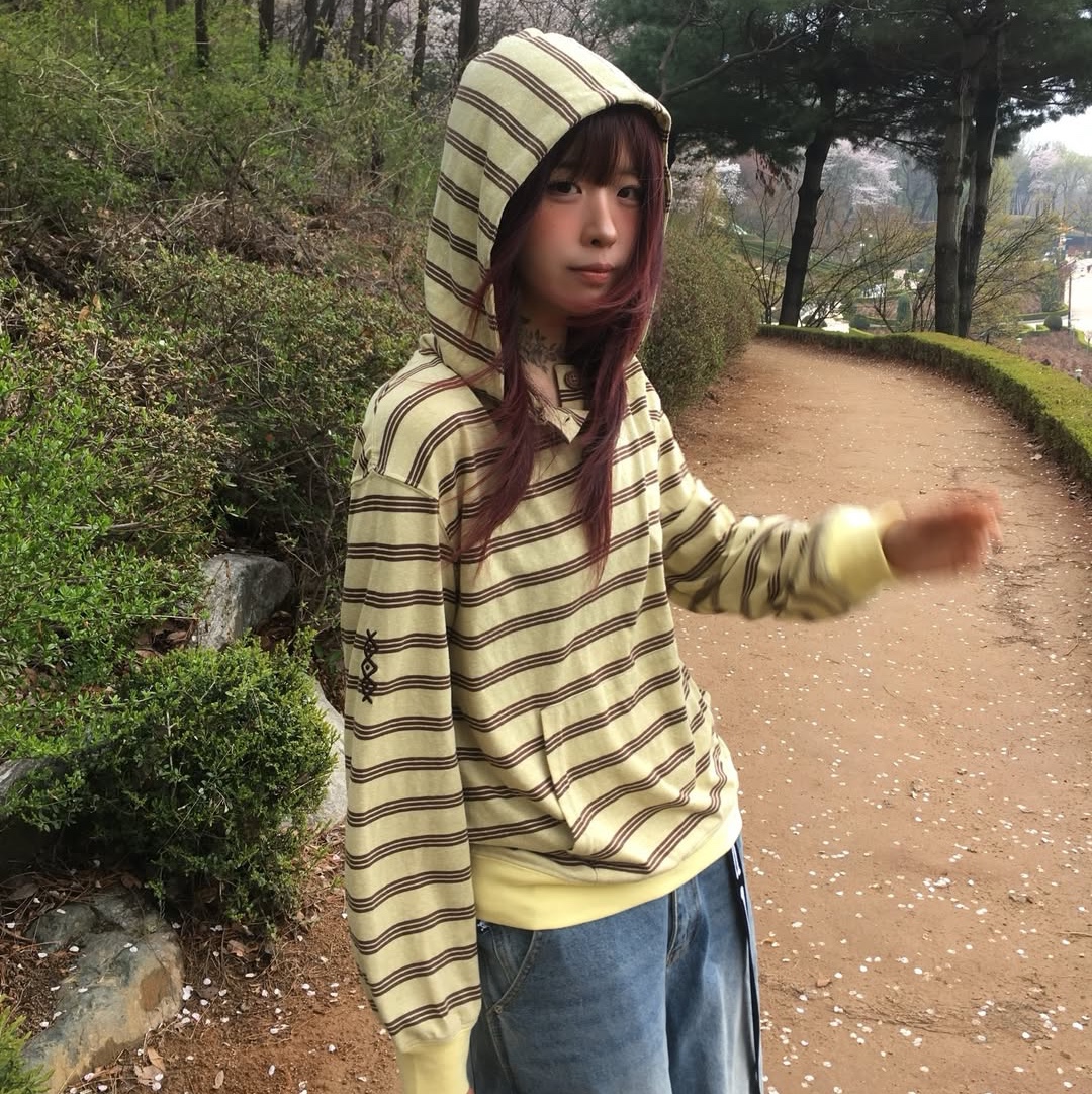 MAINBOOTH Cookie Stripe Hood T-shirt YELLOW 착용 스타일 - 1