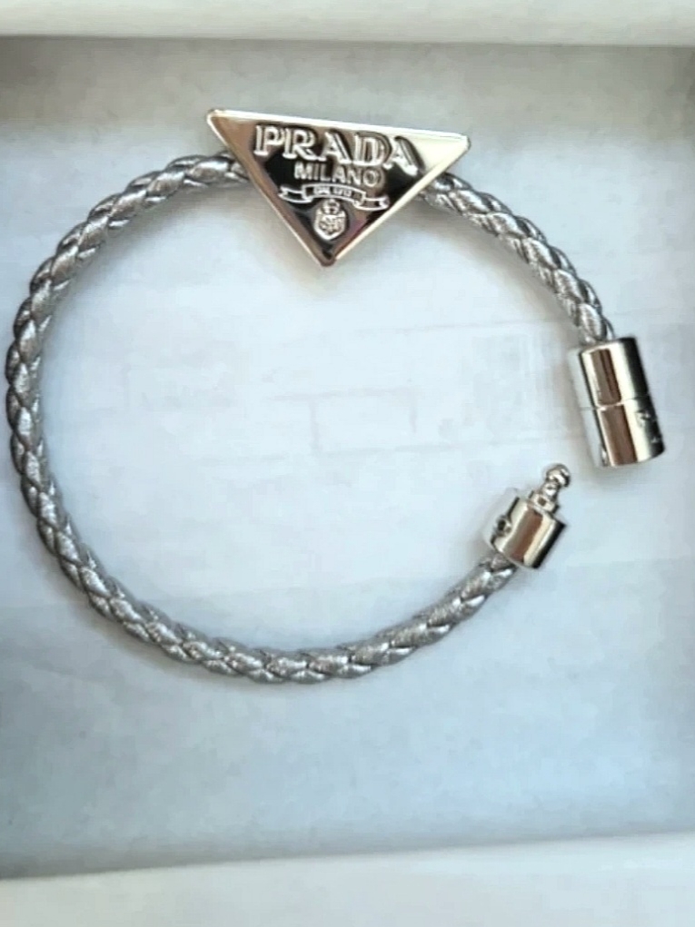 (W) Prada Braided Nappa Leather Bracelet Chrome 착용 스타일 - 1