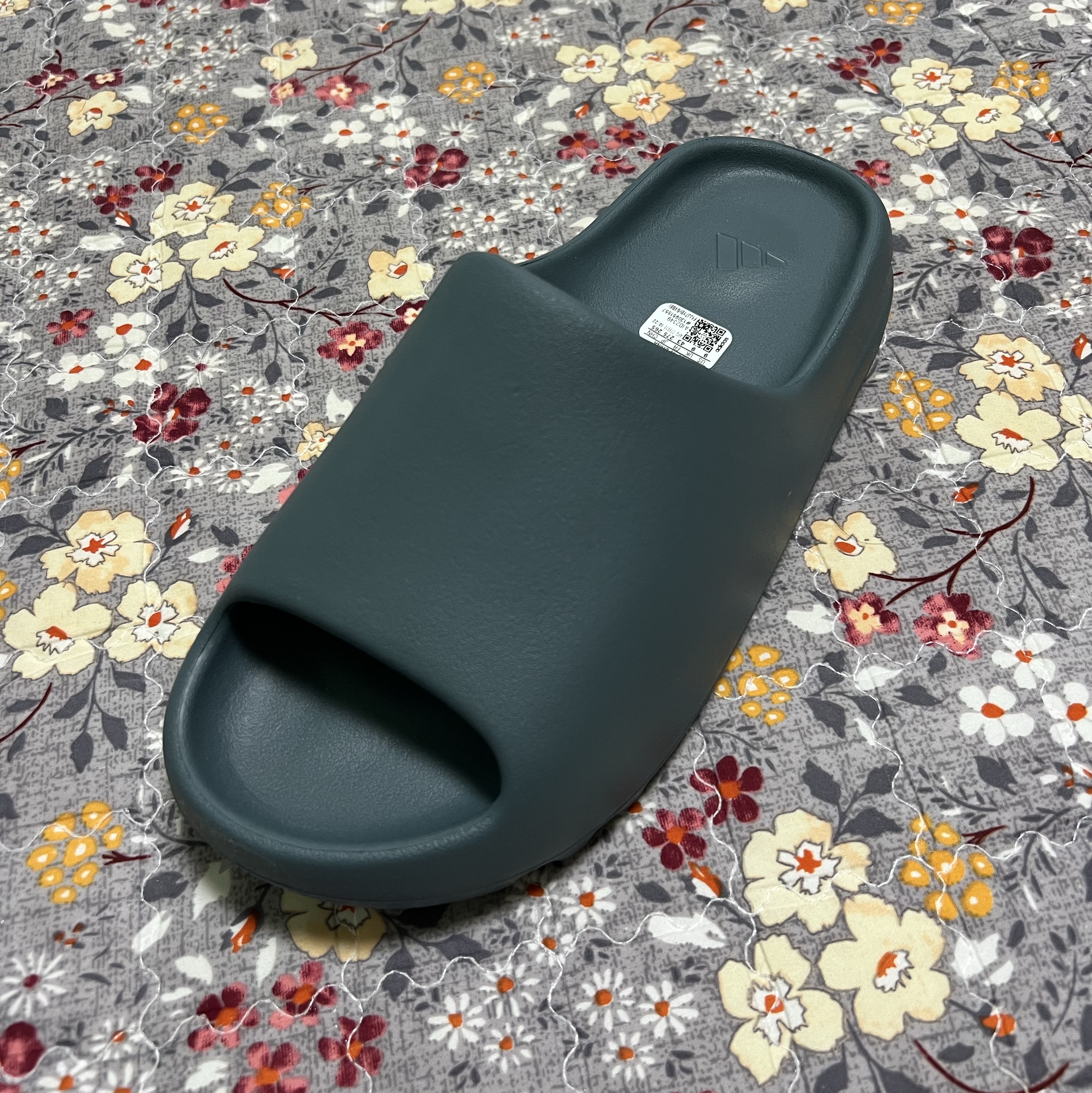 Adidas Yeezy Slide Slate Marine 착용 스타일