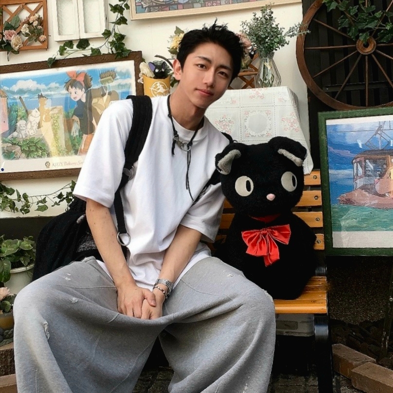 Needles x Studious H.D. 2 Tone Sweatpants Grey, Our Legacy Ladon Leather Keychain Black 착용 스타일