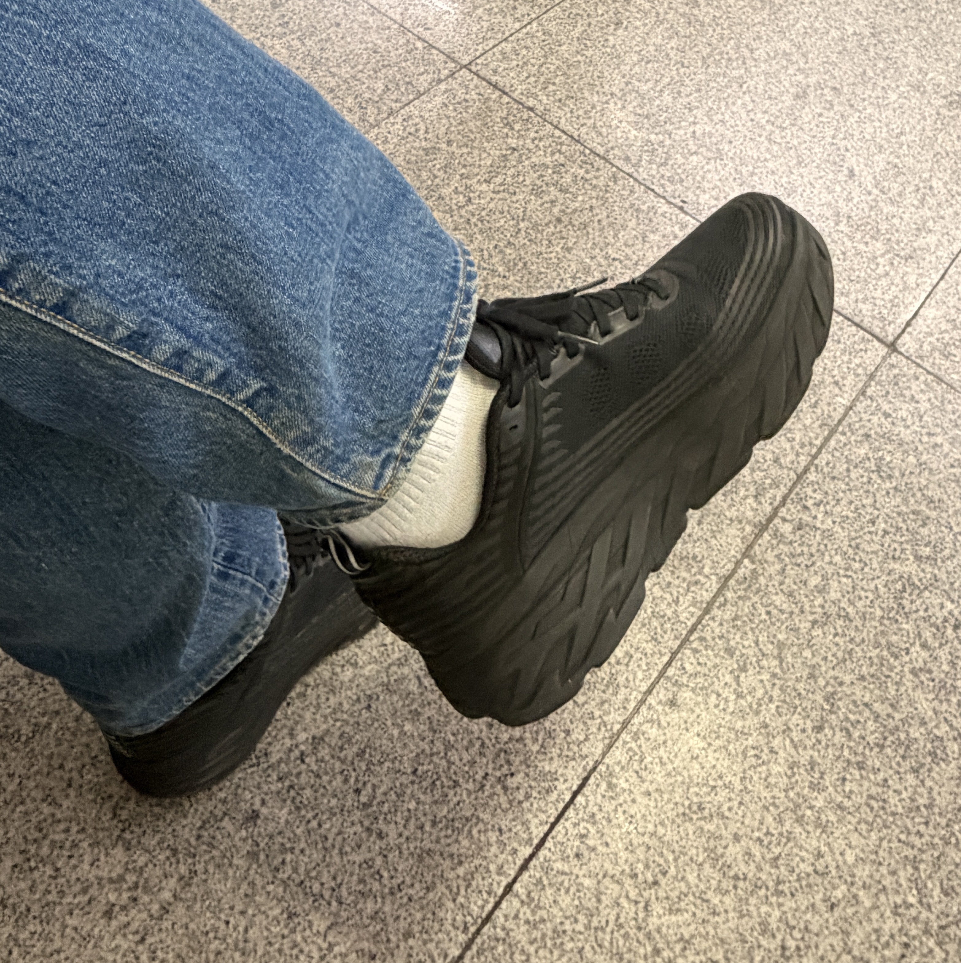 Hoka Bondi 6 Black 착용 스타일