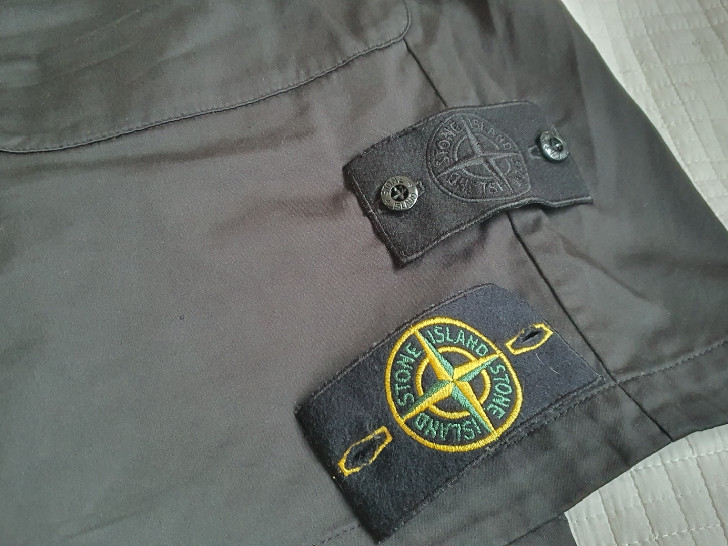 Stone Island L13F2 Ghost Piece Stretch Cotton Lyocell Garment Dyed Bermuda Shorts Black - 22SS 착용 스타일