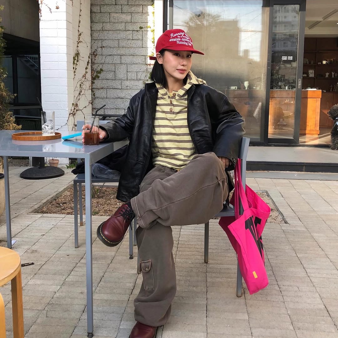 MAINBOOTH Cookie Stripe Hood T-shirt YELLOW, MAINBOOTH Nomad Sweat Pants BROWN 착용 스타일 - 6