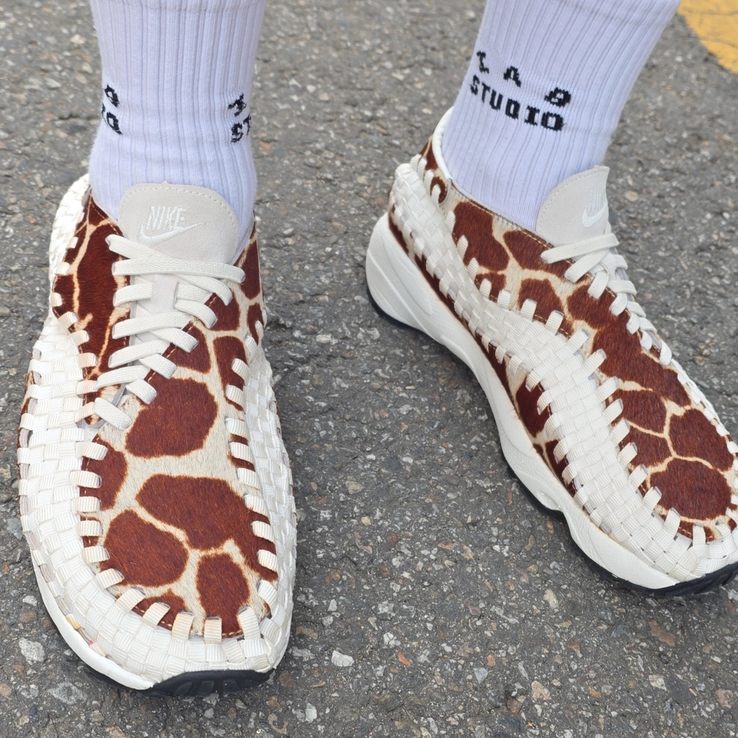 (W) Nike Air Footscape Woven Natural and Brown, IAB Studio Socks White (5 Pack) 착용 스타일