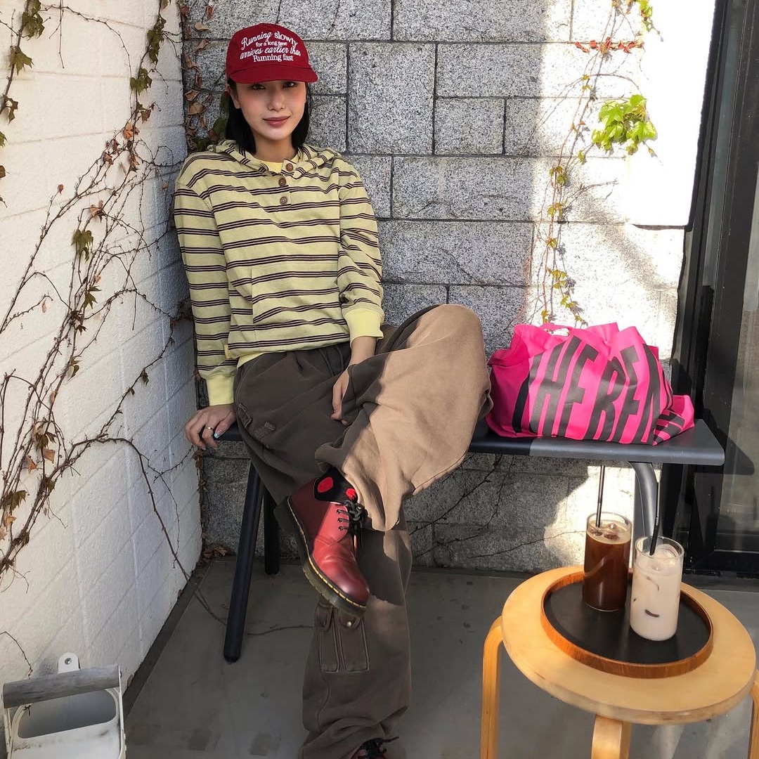 MAINBOOTH Cookie Stripe Hood T-shirt YELLOW, MAINBOOTH Nomad Sweat Pants BROWN 착용 스타일 - 4