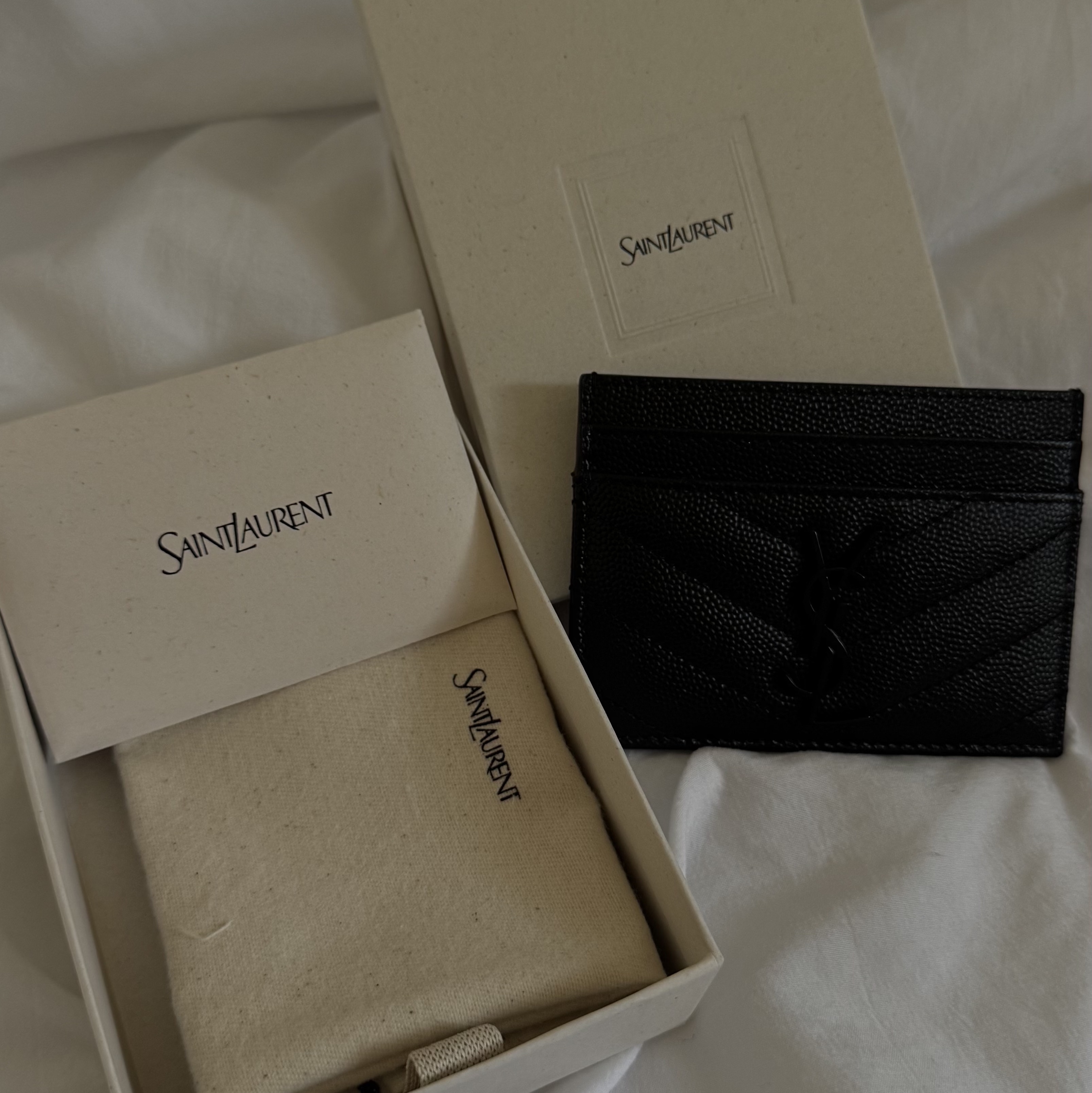 Saint Laurent Cassandre Matelasse Card Case in Grain De Poudre Embossed Leather Black 착용 스타일
