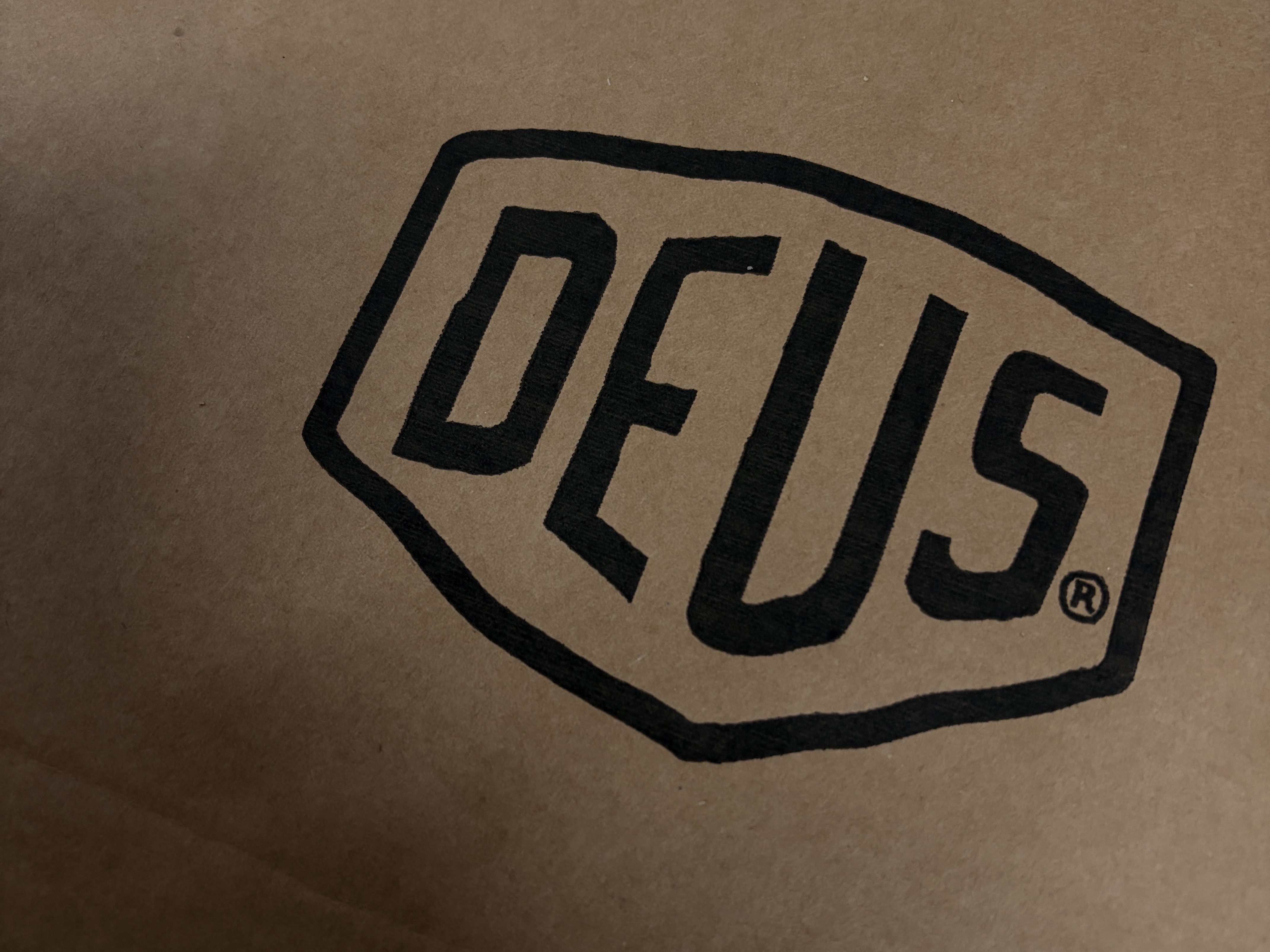 Deus Ex Machina Seoul College Address L/S T-Shirt Black, Deus Ex Machina Seoul College Long Sleeve T-Shirt Black 착용 스타일 - 1